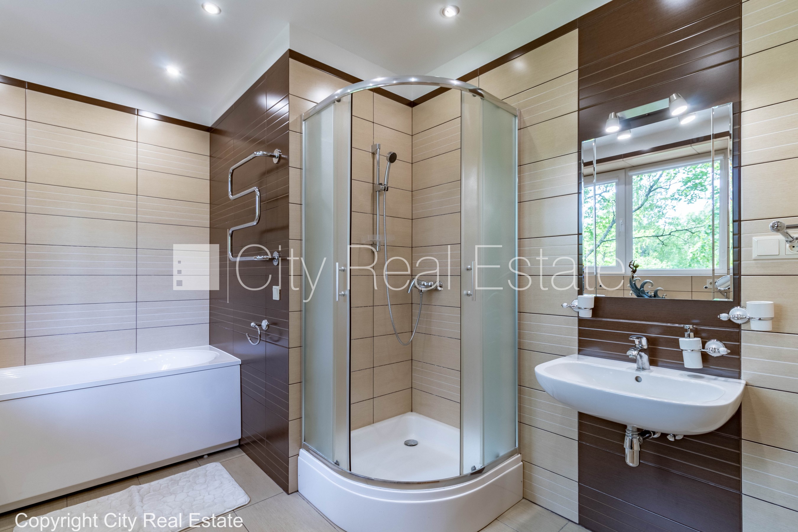 Sludinājumi. Jaunceltne, labiekārtota apzaļumota teritorija, slēgta teritorija, teritorijas iebrauktuves vārti Cena: 2000 EUR/mēn Foto #22