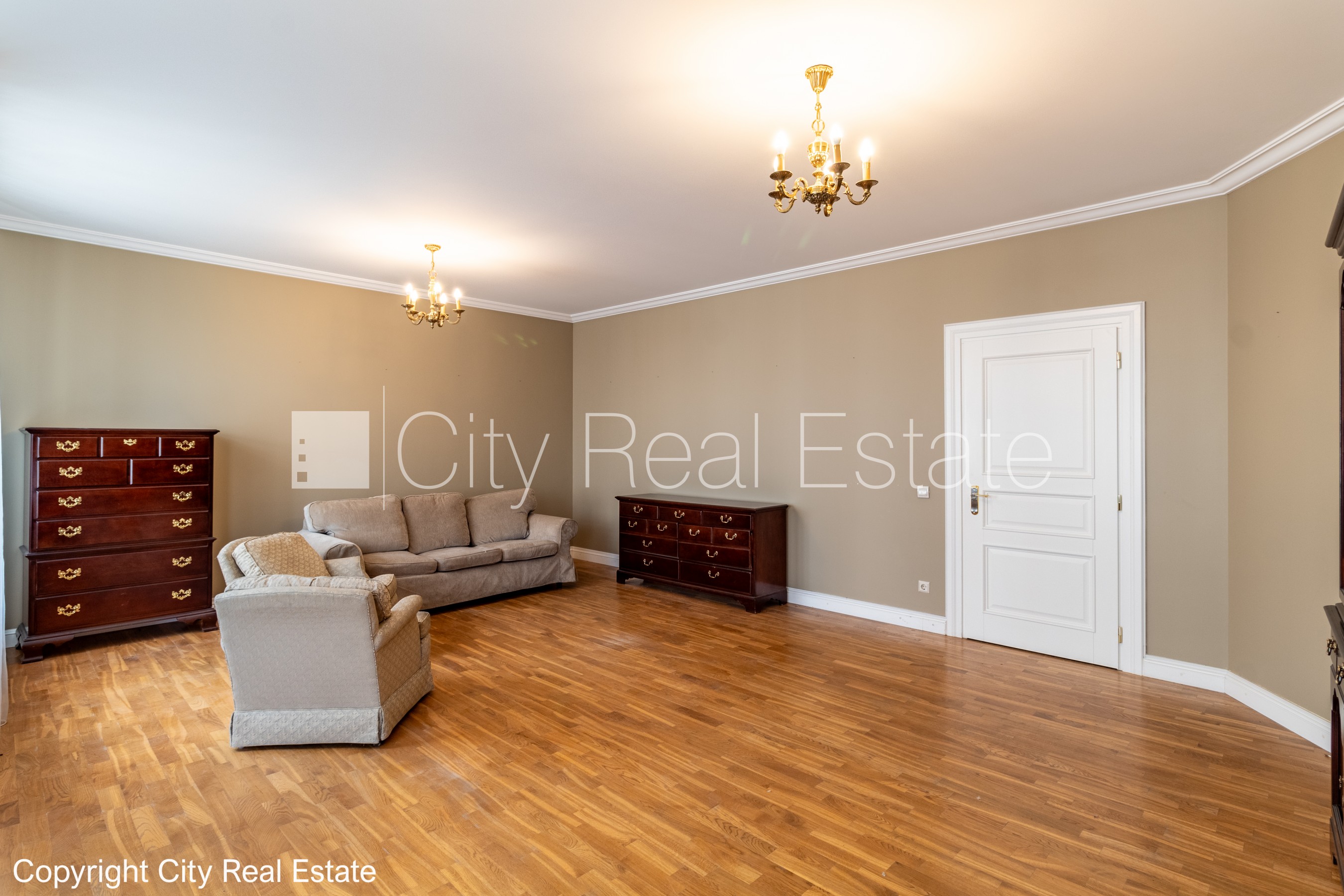 Sludinājumi. Fasādes māja, renovēta māja, slēgts pagalms, vieta automašīnai, ieeja no ielas un pagalma, ir Cena: 1480 EUR/mēn Foto #13