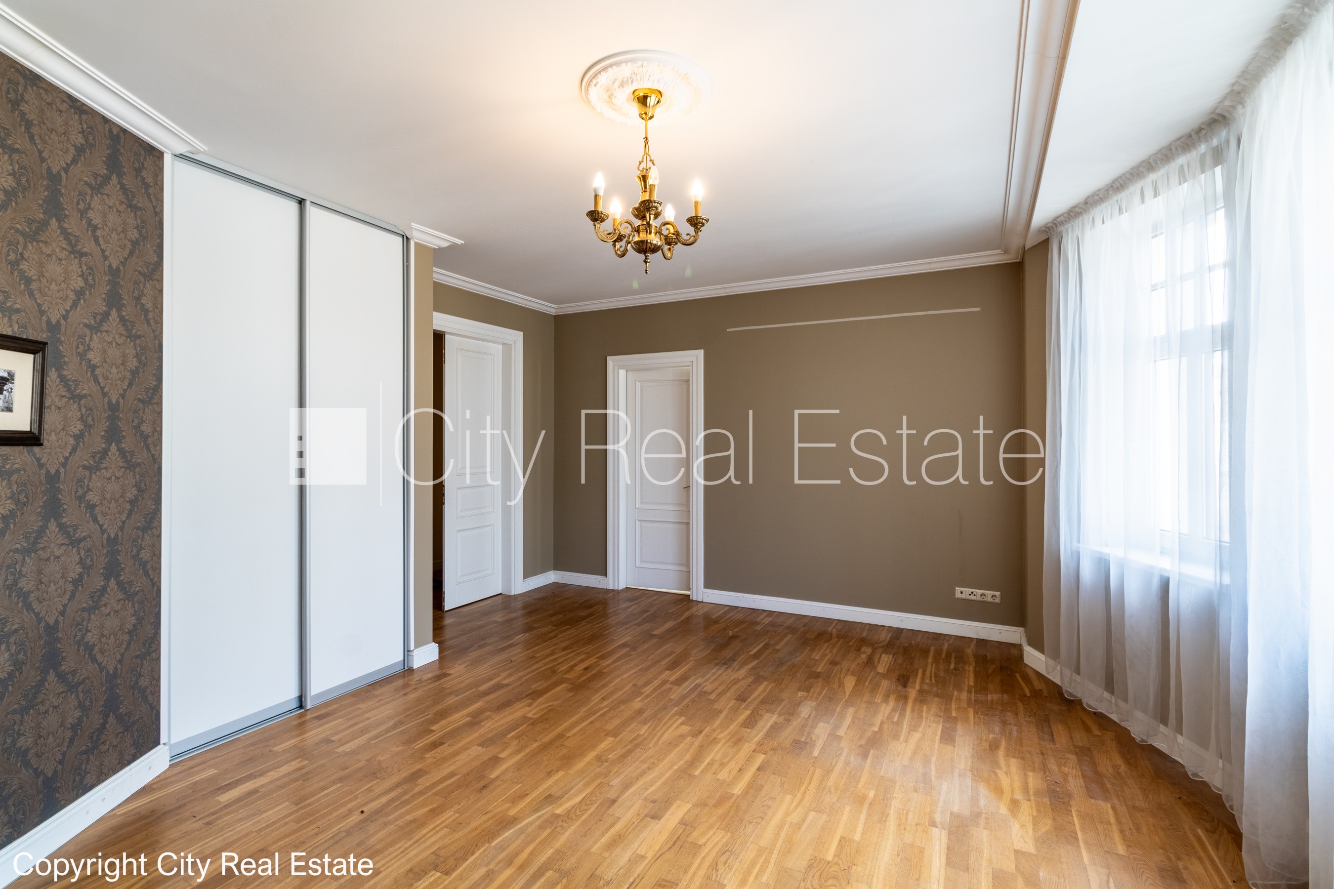 Sludinājumi. Fasādes māja, renovēta māja, slēgts pagalms, vieta automašīnai, ieeja no ielas un pagalma, ir Cena: 1480 EUR/mēn Foto #3