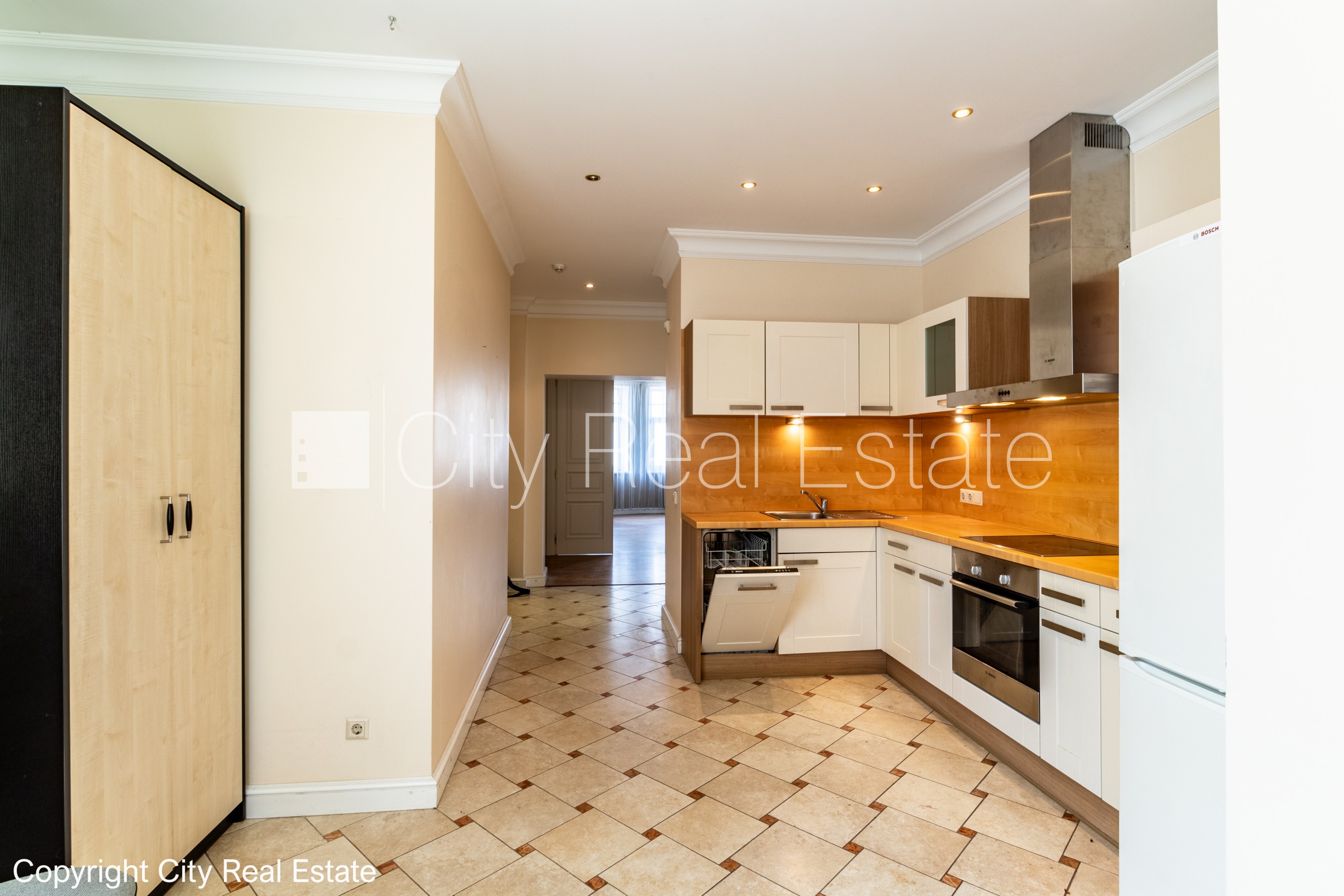 Sludinājumi. Fasādes māja, renovēta māja, slēgts pagalms, vieta automašīnai, ieeja no ielas un pagalma, ir Cena: 1480 EUR/mēn Foto #15