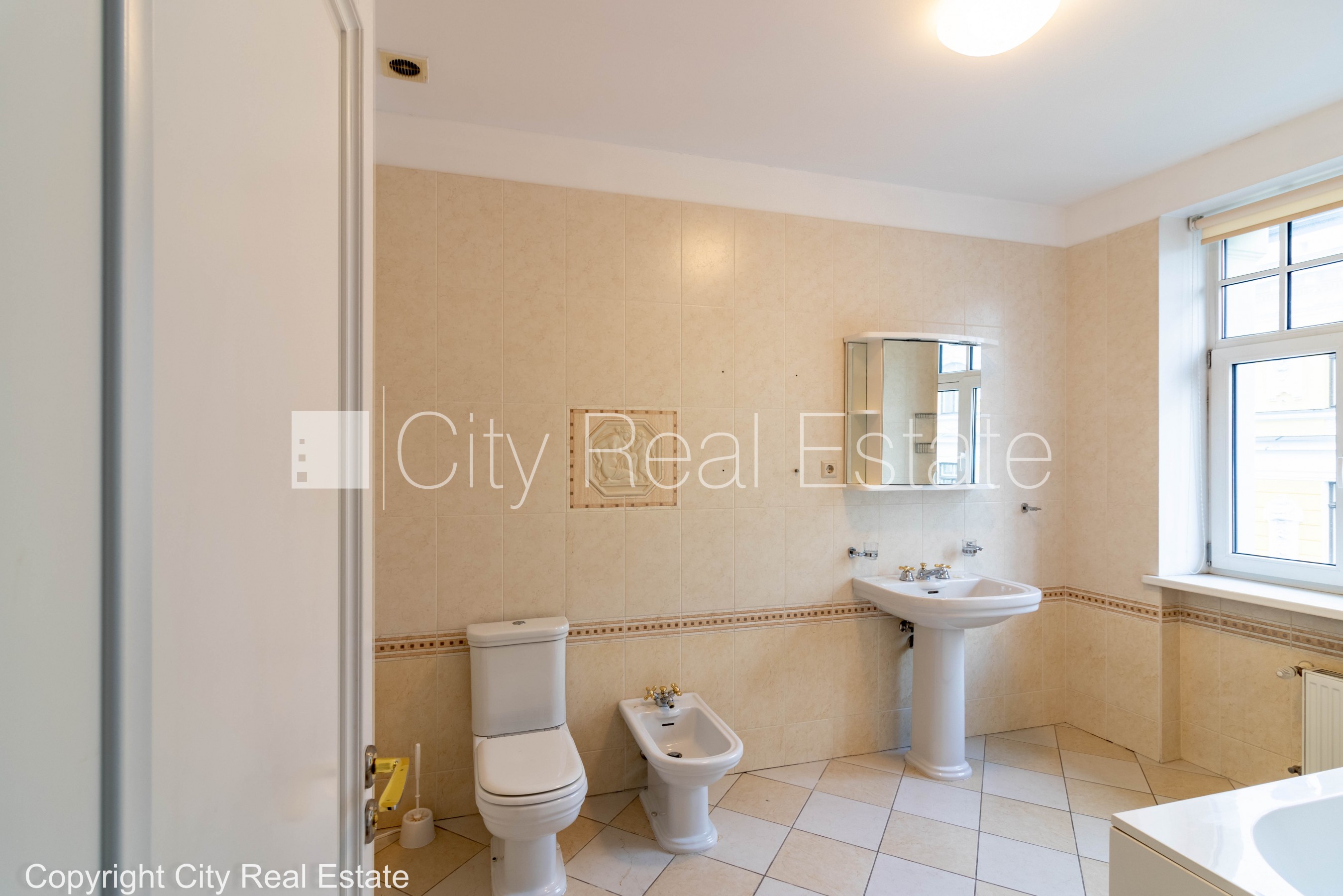 Sludinājumi. Fasādes māja, renovēta māja, slēgts pagalms, vieta automašīnai, ieeja no ielas un pagalma, ir Cena: 1480 EUR/mēn Foto #19