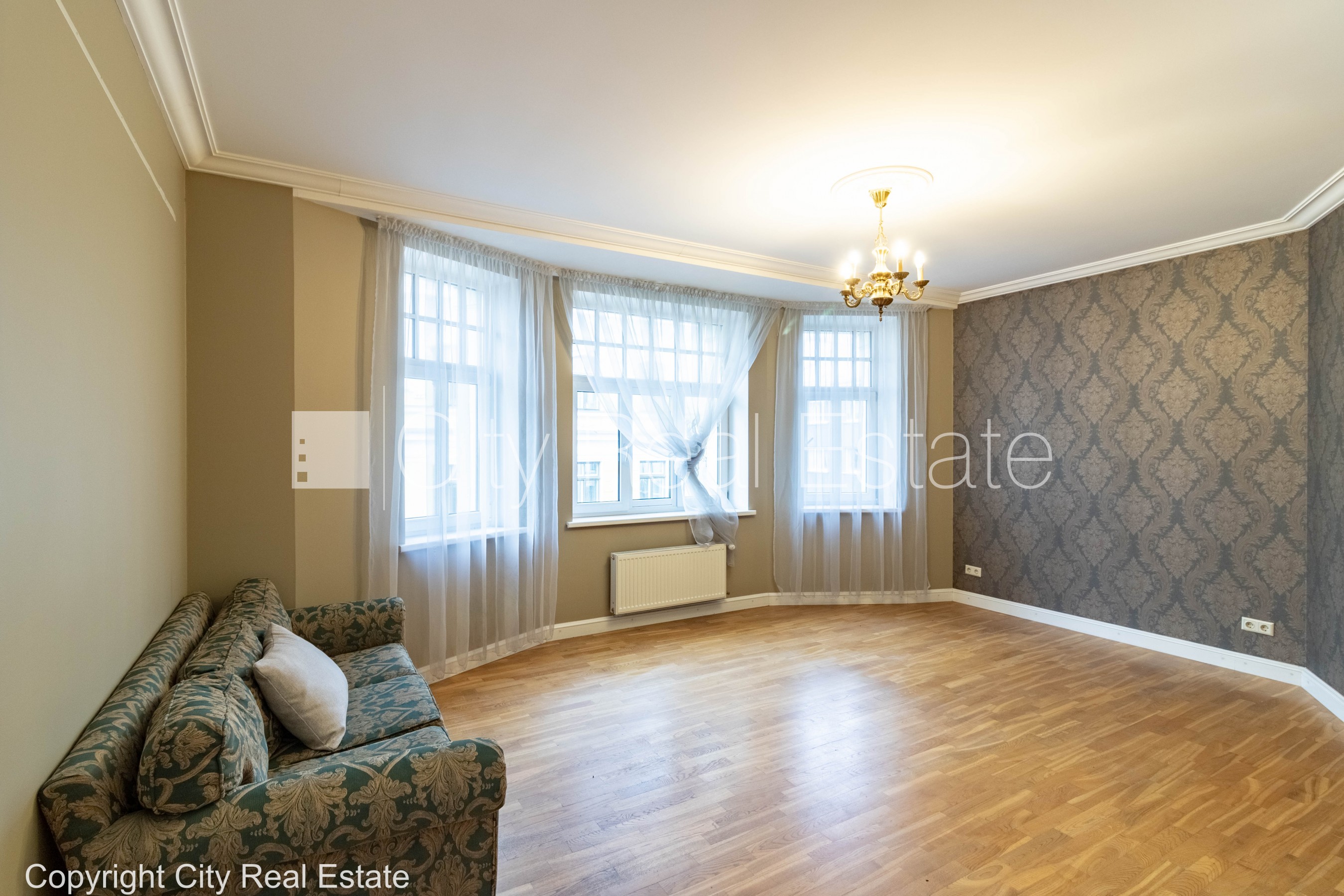 Sludinājumi. Fasādes māja, renovēta māja, slēgts pagalms, vieta automašīnai, ieeja no ielas un pagalma, ir Cena: 1480 EUR/mēn Foto #1