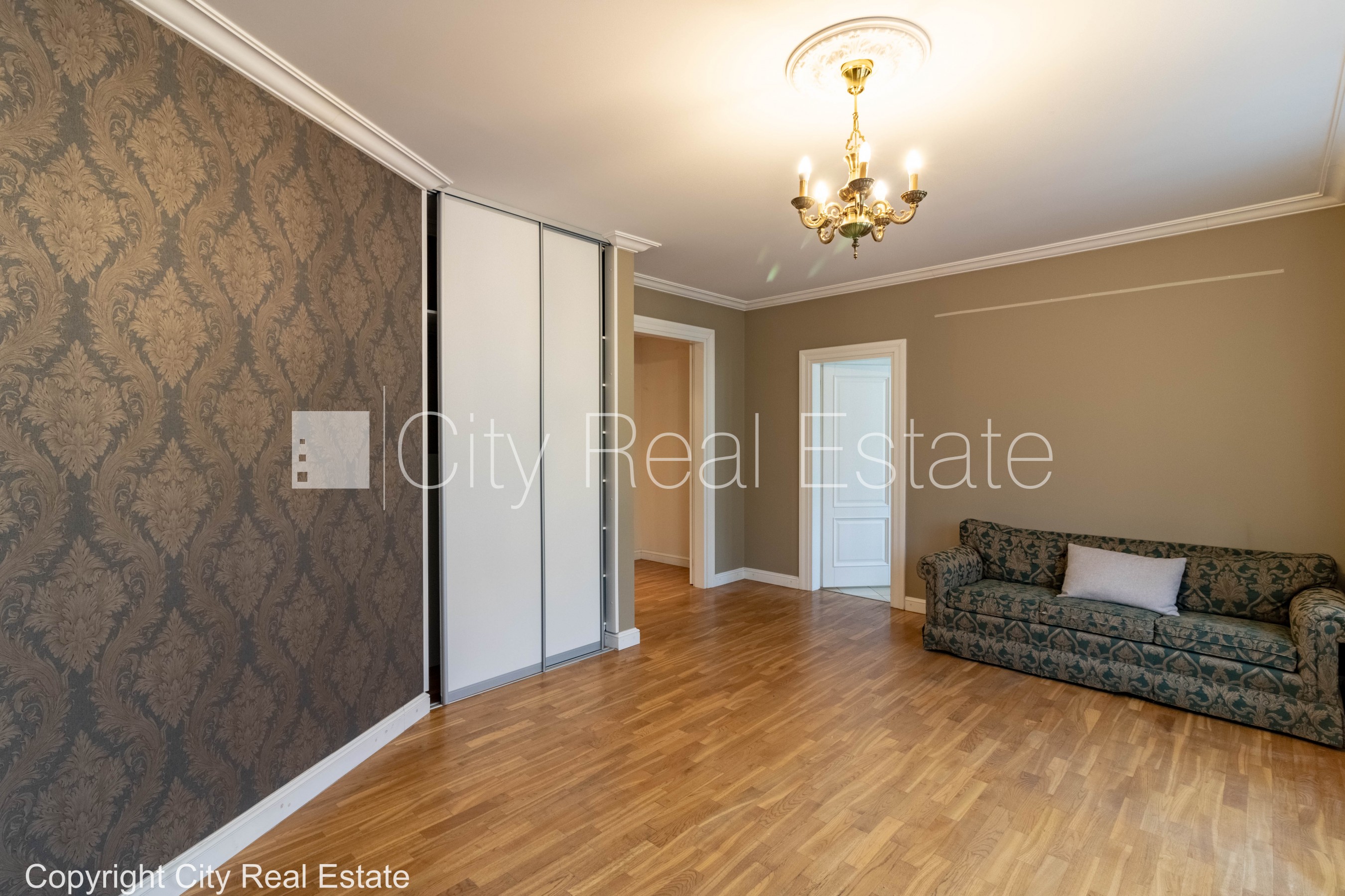 Sludinājumi. Fasādes māja, renovēta māja, slēgts pagalms, vieta automašīnai, ieeja no ielas un pagalma, ir Cena: 1480 EUR/mēn Foto #5