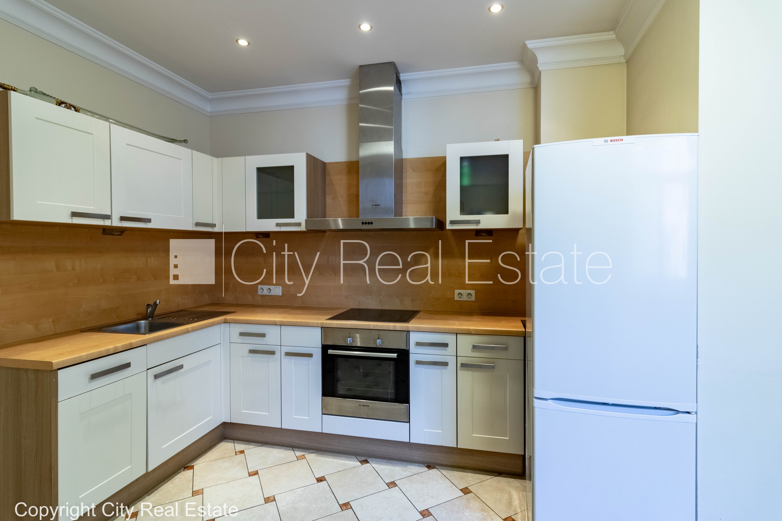 Sludinājumi. Fasādes māja, renovēta māja, slēgts pagalms, vieta automašīnai, ieeja no ielas un pagalma, ir Cena: 1480 EUR/mēn Foto #21