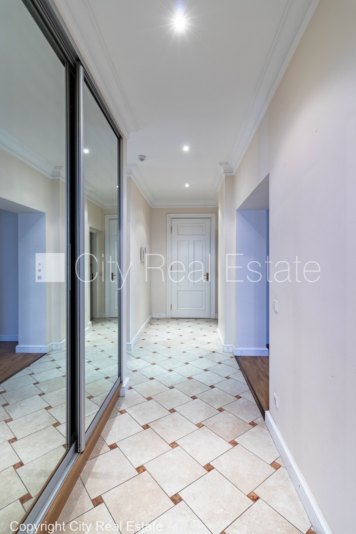 Sludinājumi. Fasādes māja, renovēta māja, slēgts pagalms, vieta automašīnai, ieeja no ielas un pagalma, ir Cena: 1480 EUR/mēn Foto #22