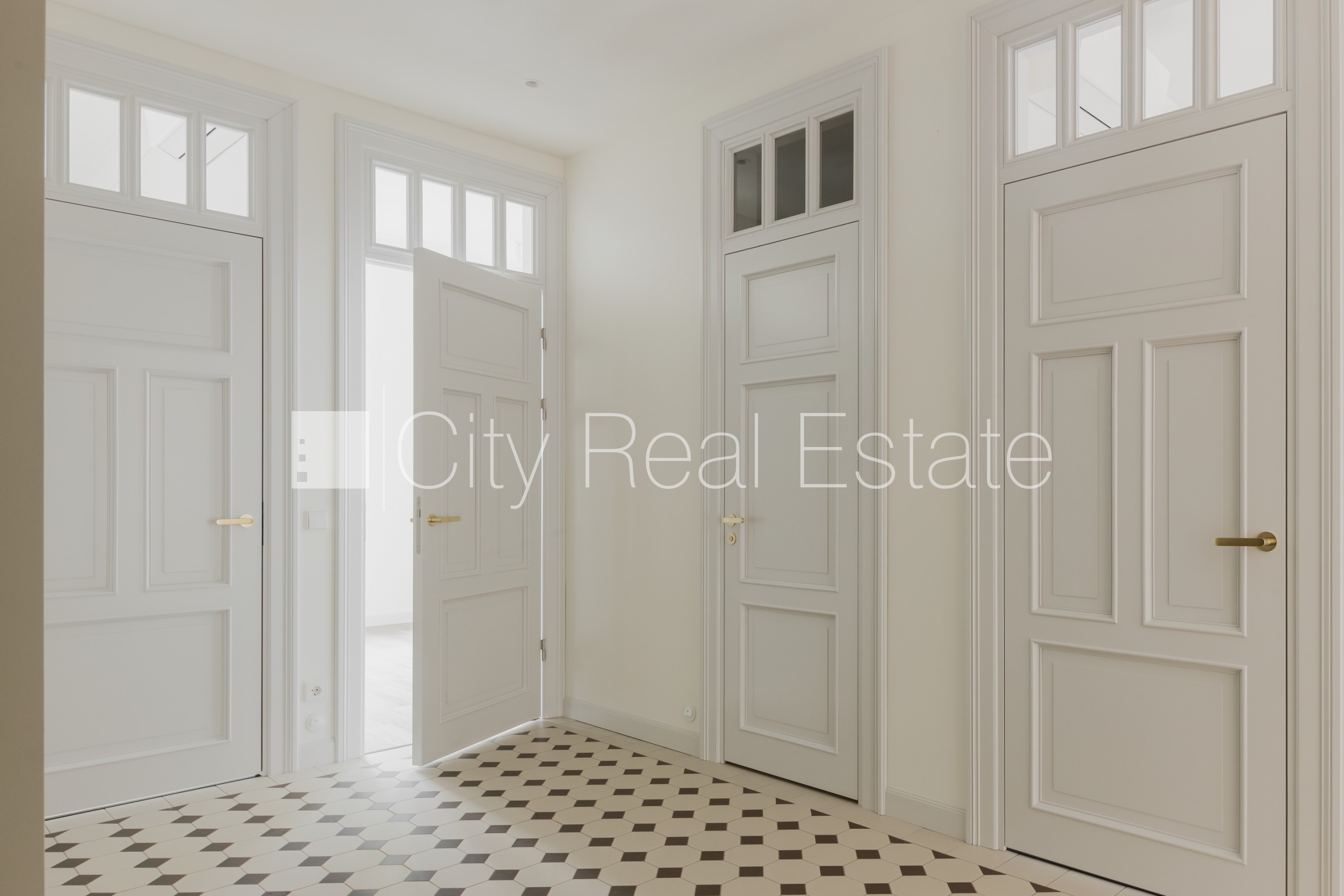 Объявление. Фасадный дом, реновированный дом, установлены солнечные панели , подземная стоянка, вход с улицы и Цена: 2562 EUR/мес. Foto #7