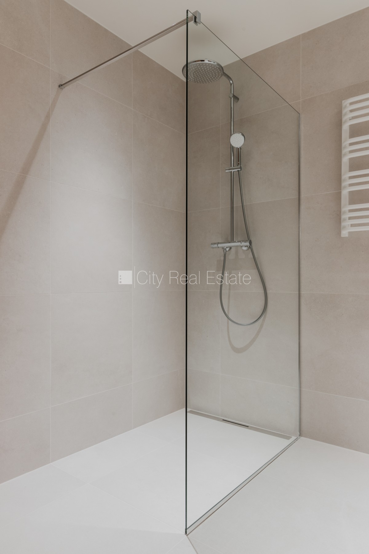 Объявление. Фасадный дом, реновированный дом, установлены солнечные панели , подземная стоянка, вход с улицы и Цена: 2538 EUR/мес. Foto #12