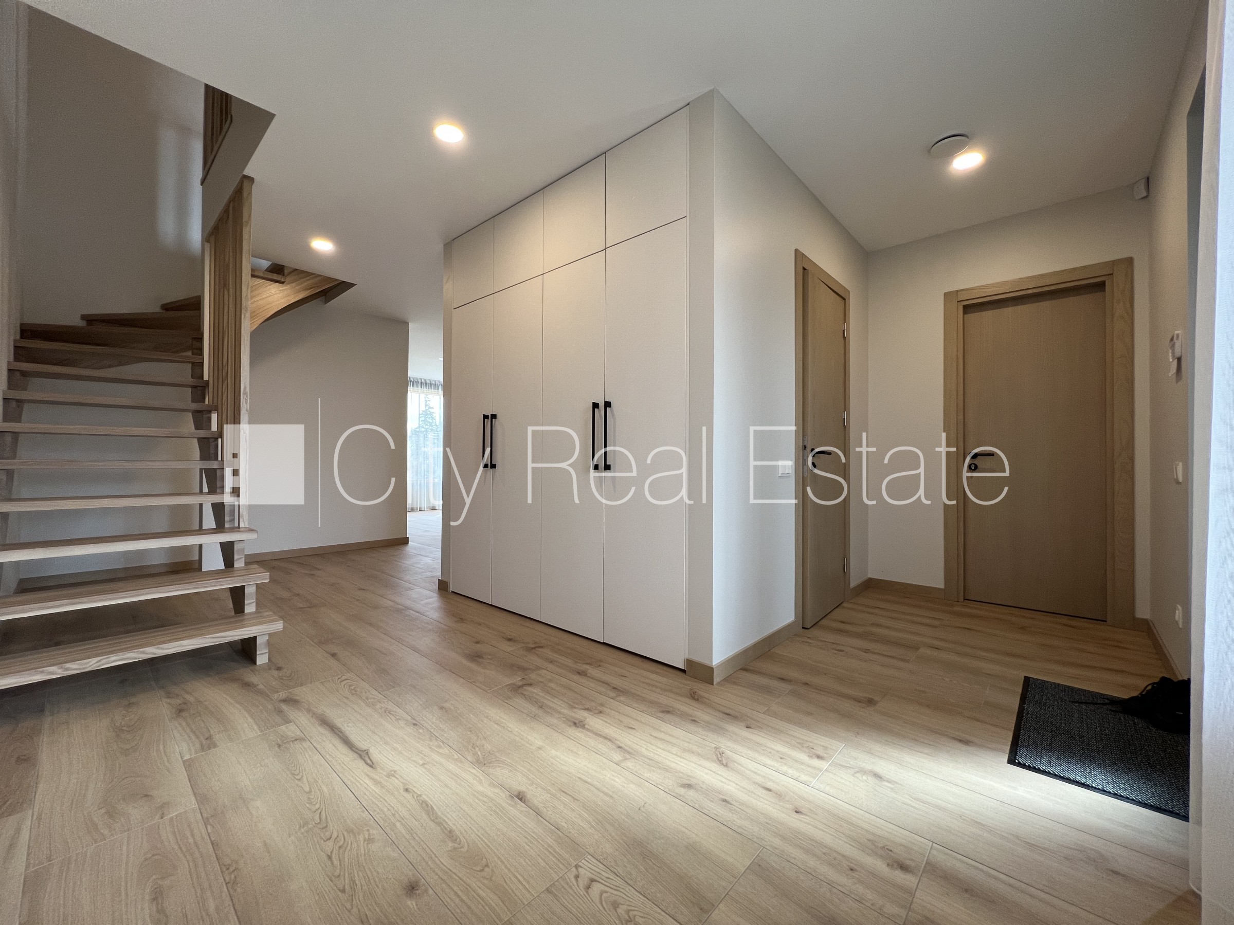 Sludinājumi. Dvīņu māja, energo efektīva māja, uzstādīti saules enerģijas paneļi, labiekārtota apzaļumota Cena: 2200 EUR/mēn Foto #2