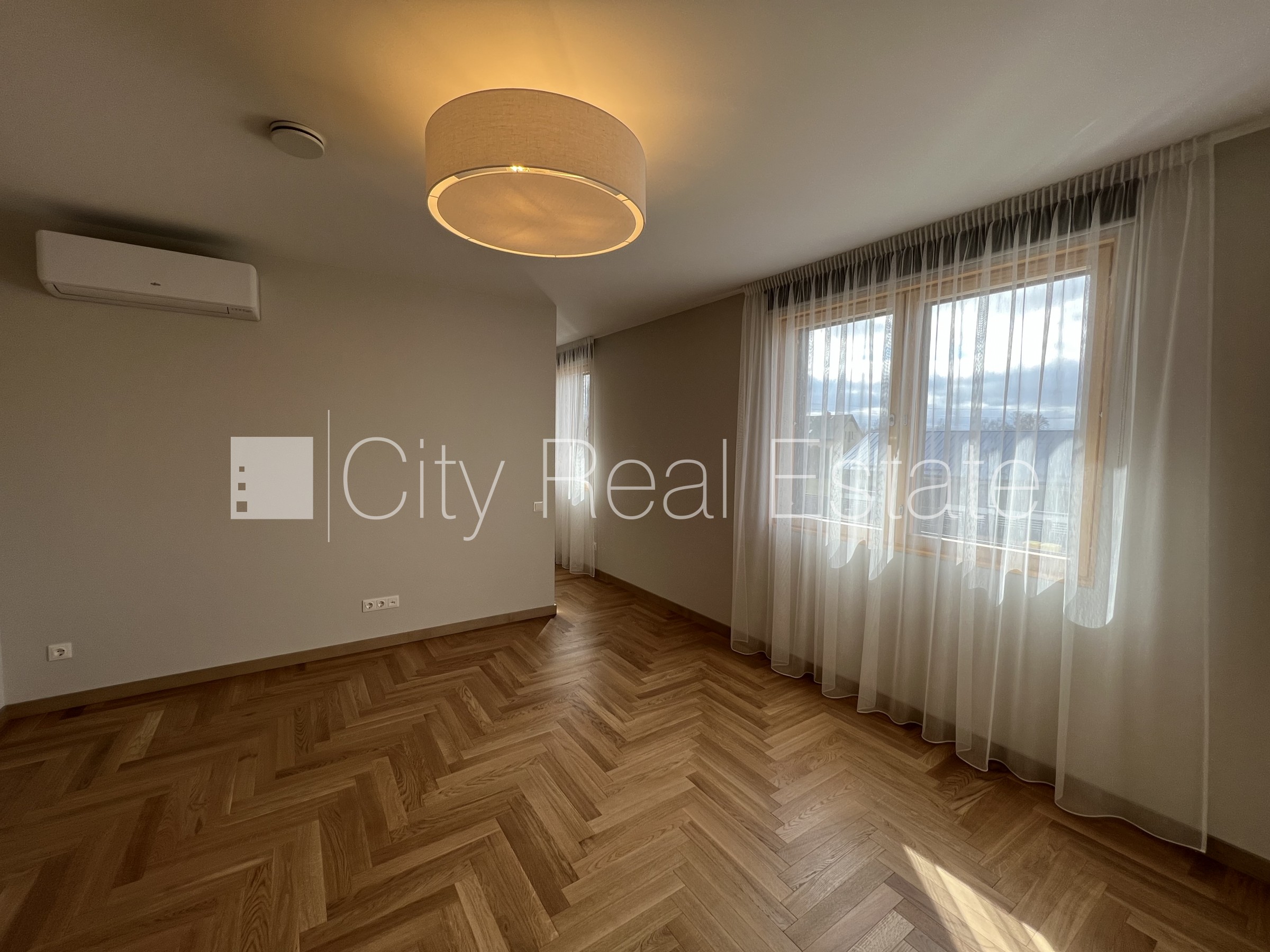 Sludinājumi. Dvīņu māja, energo efektīva māja, uzstādīti saules enerģijas paneļi, labiekārtota apzaļumota Cena: 2200 EUR/mēn Foto #5