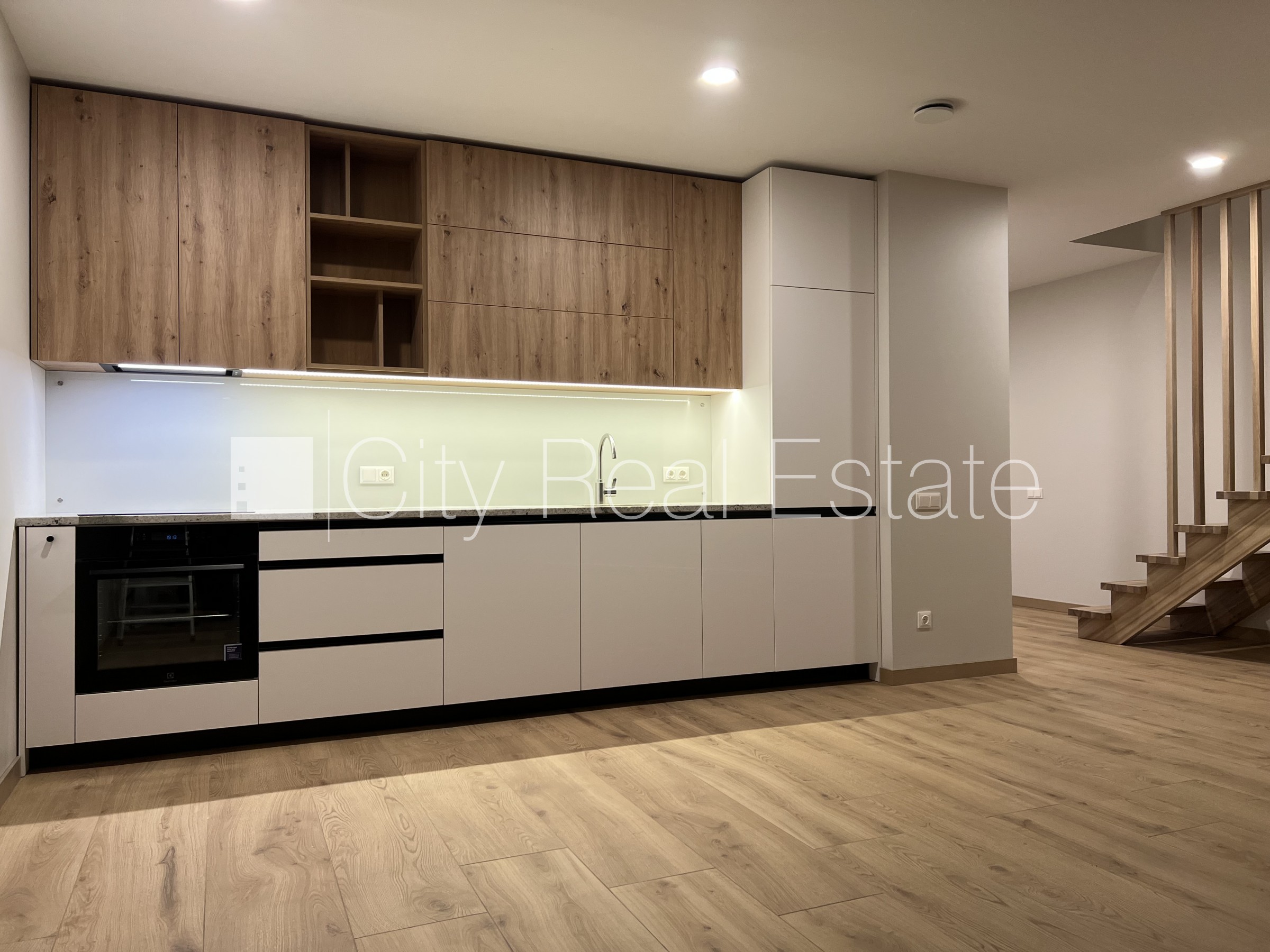 Sludinājumi. Dvīņu māja, energo efektīva māja, uzstādīti saules enerģijas paneļi, labiekārtota apzaļumota Cena: 2200 EUR/mēn Foto #1