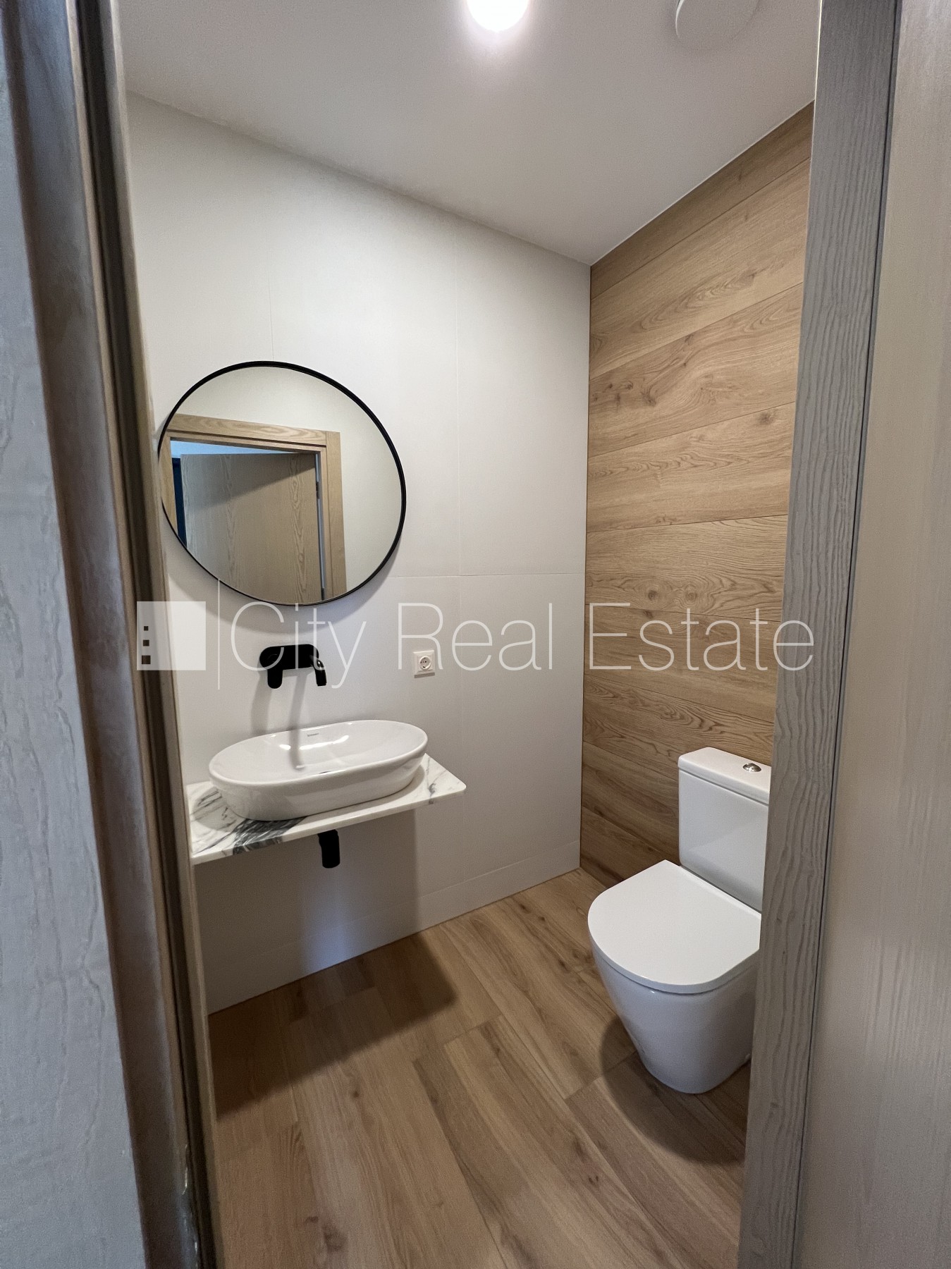 Sludinājumi. Dvīņu māja, energo efektīva māja, uzstādīti saules enerģijas paneļi, labiekārtota apzaļumota Cena: 2200 EUR/mēn Foto #8