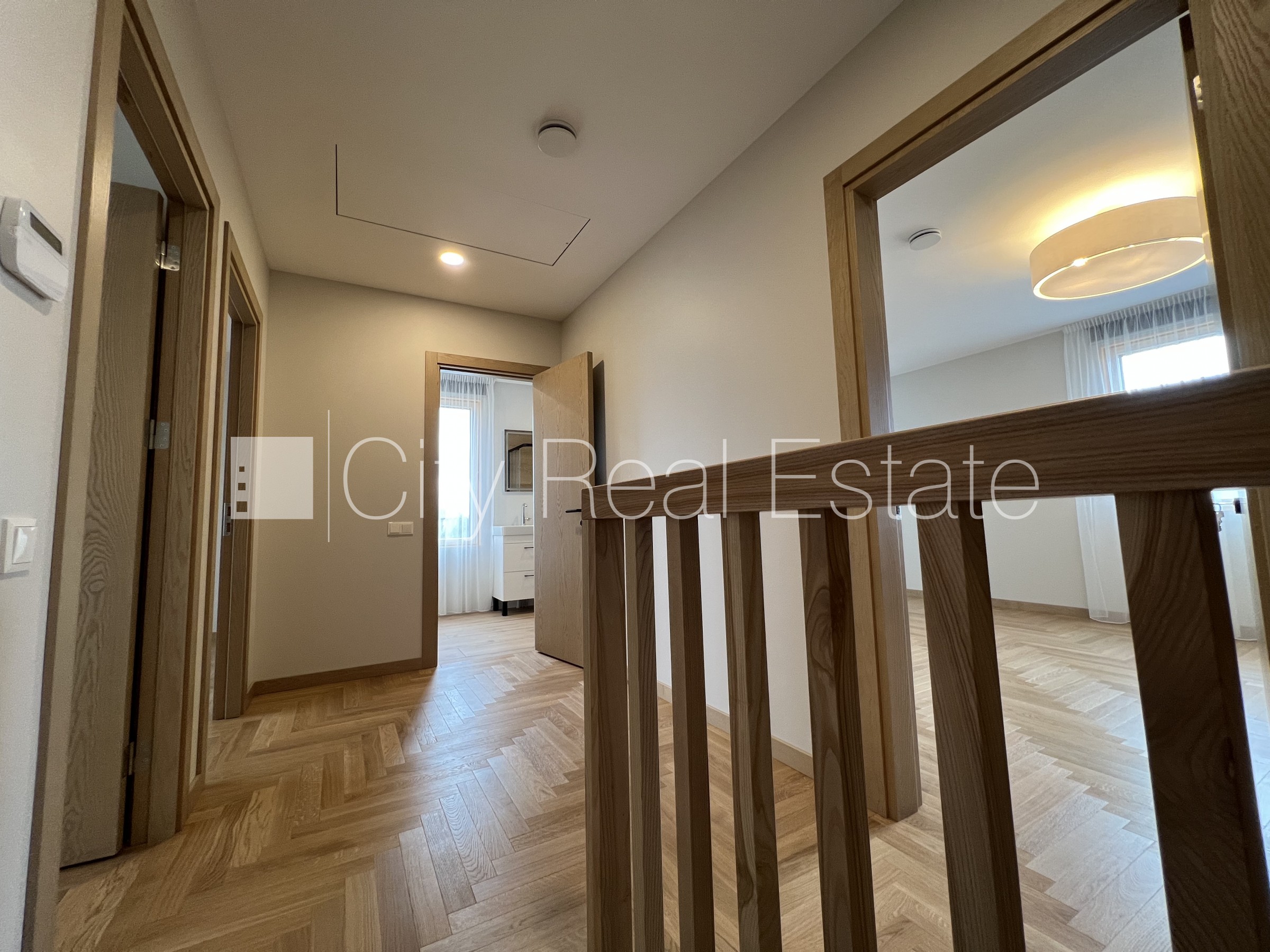 Sludinājumi. Dvīņu māja, energo efektīva māja, uzstādīti saules enerģijas paneļi, labiekārtota apzaļumota Cena: 2200 EUR/mēn Foto #4