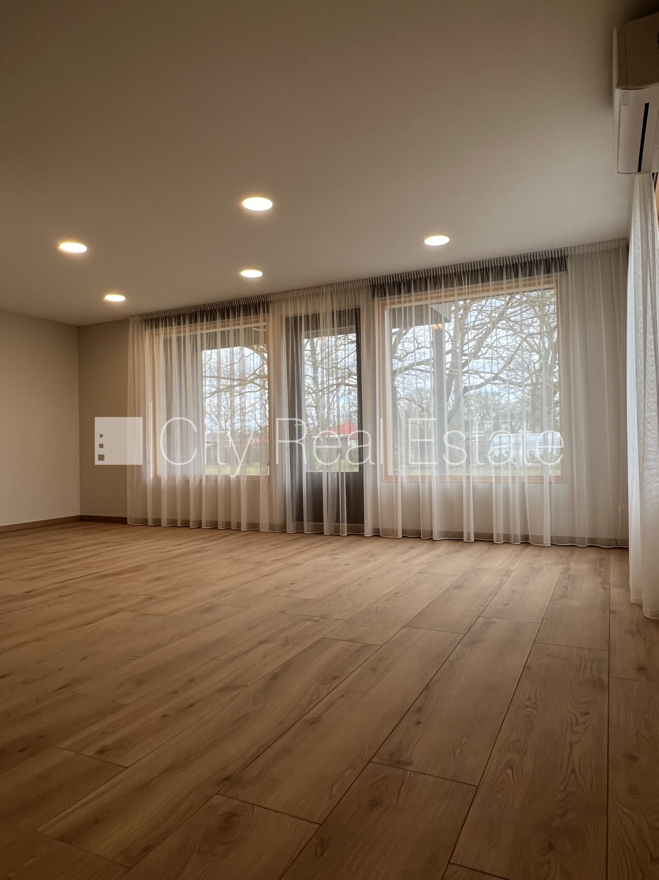 Sludinājumi. Dvīņu māja, energo efektīva māja, uzstādīti saules enerģijas paneļi, labiekārtota apzaļumota Cena: 2200 EUR/mēn Foto #6