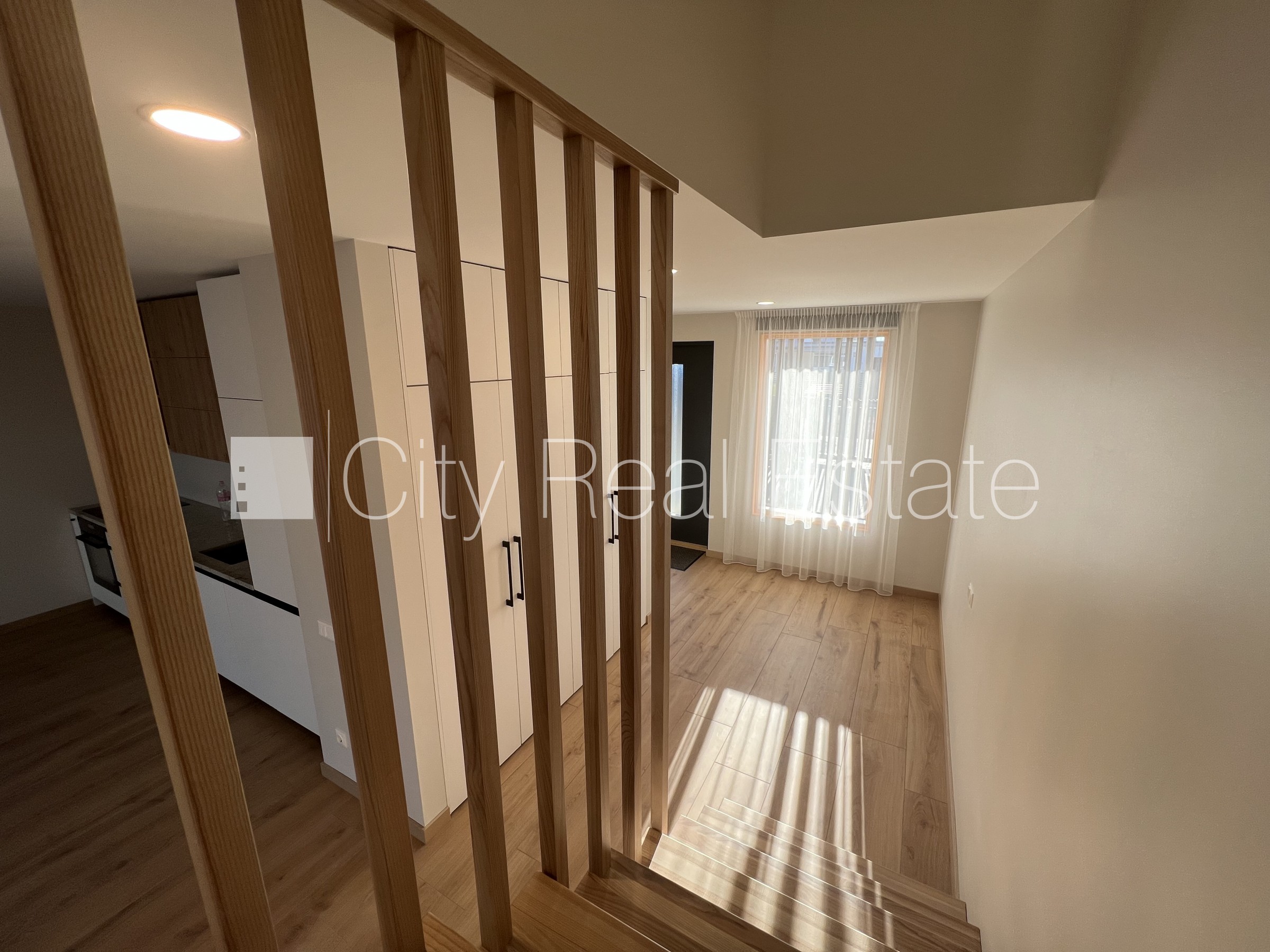 Sludinājumi. Dvīņu māja, energo efektīva māja, uzstādīti saules enerģijas paneļi, labiekārtota apzaļumota Cena: 2200 EUR/mēn Foto #3