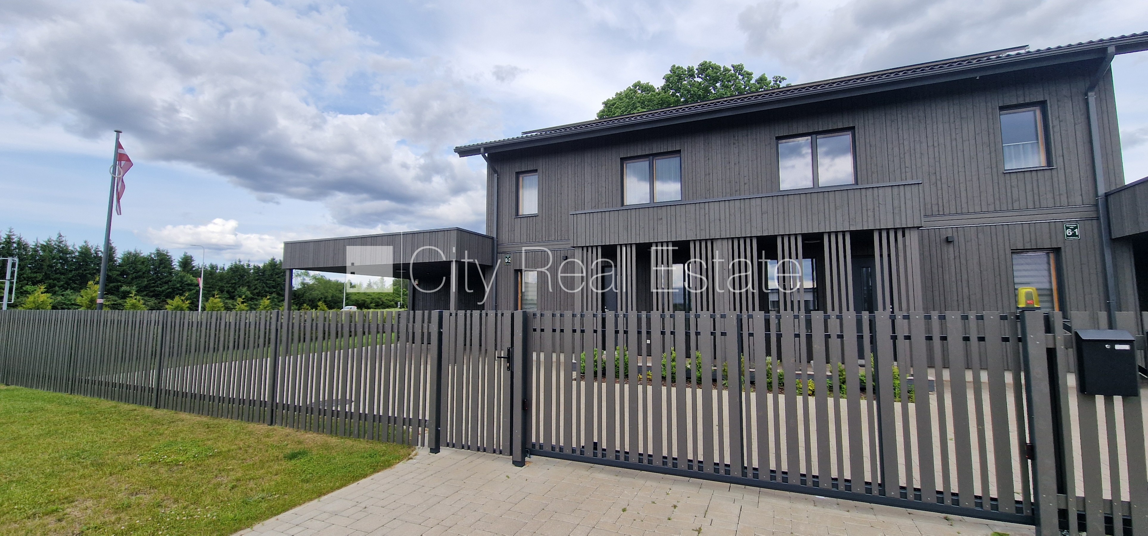 Sludinājumi. Dvīņu māja, energo efektīva māja, uzstādīti saules enerģijas paneļi, labiekārtota apzaļumota Cena: 2200 EUR/mēn Foto #15