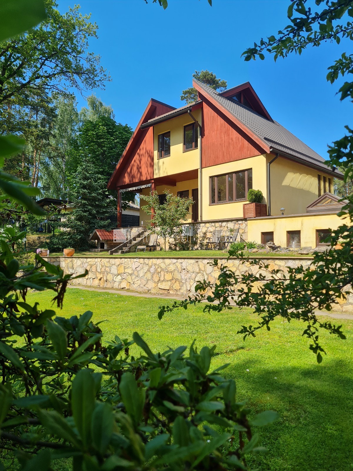 Sludinājumi. Privātmāja, iežogota teritorija ar metāla sētu, vieta vairākām automašīnām, apzaļumota teritorija Cena: 1500 EUR/mēn Foto #2