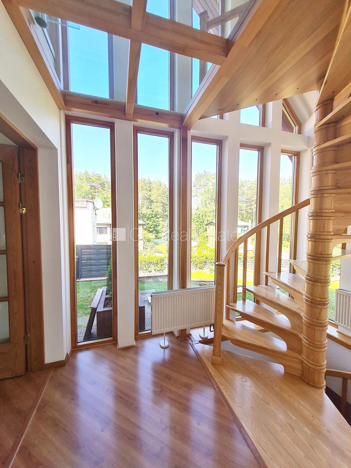 Sludinājumi. Privātmāja, iežogota teritorija ar metāla sētu, vieta vairākām automašīnām, apzaļumota teritorija Cena: 1500 EUR/mēn Foto #4