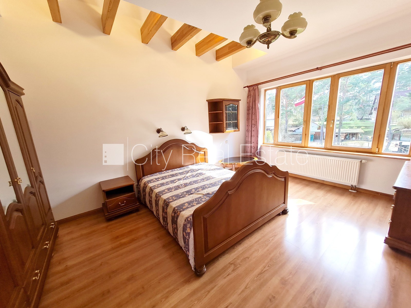 Sludinājumi. Privātmāja, iežogota teritorija ar metāla sētu, vieta vairākām automašīnām, apzaļumota teritorija Cena: 1500 EUR/mēn Foto #7