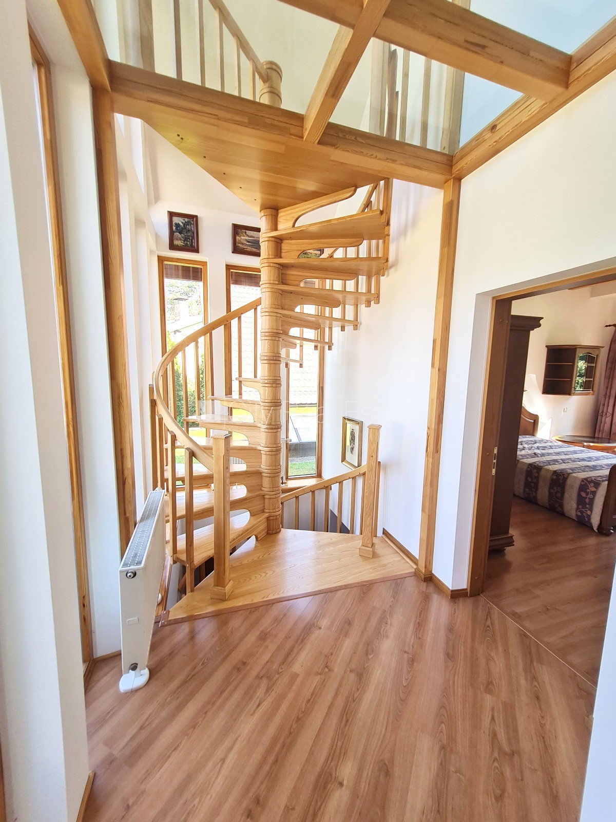 Sludinājumi. Privātmāja, iežogota teritorija ar metāla sētu, vieta vairākām automašīnām, apzaļumota teritorija Cena: 1500 EUR/mēn Foto #5