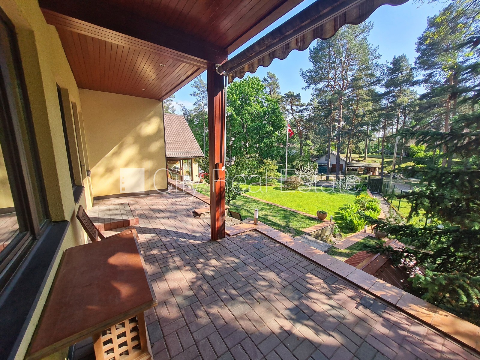 Sludinājumi. Privātmāja, iežogota teritorija ar metāla sētu, vieta vairākām automašīnām, apzaļumota teritorija Cena: 1500 EUR/mēn Foto #3