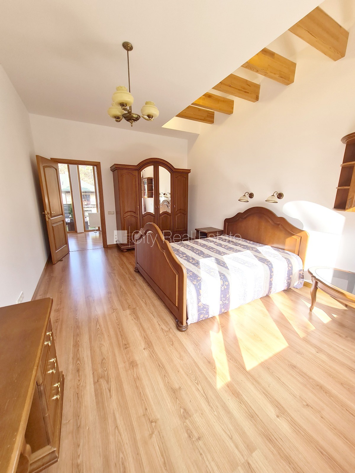 Sludinājumi. Privātmāja, iežogota teritorija ar metāla sētu, vieta vairākām automašīnām, apzaļumota teritorija Cena: 1500 EUR/mēn Foto #8