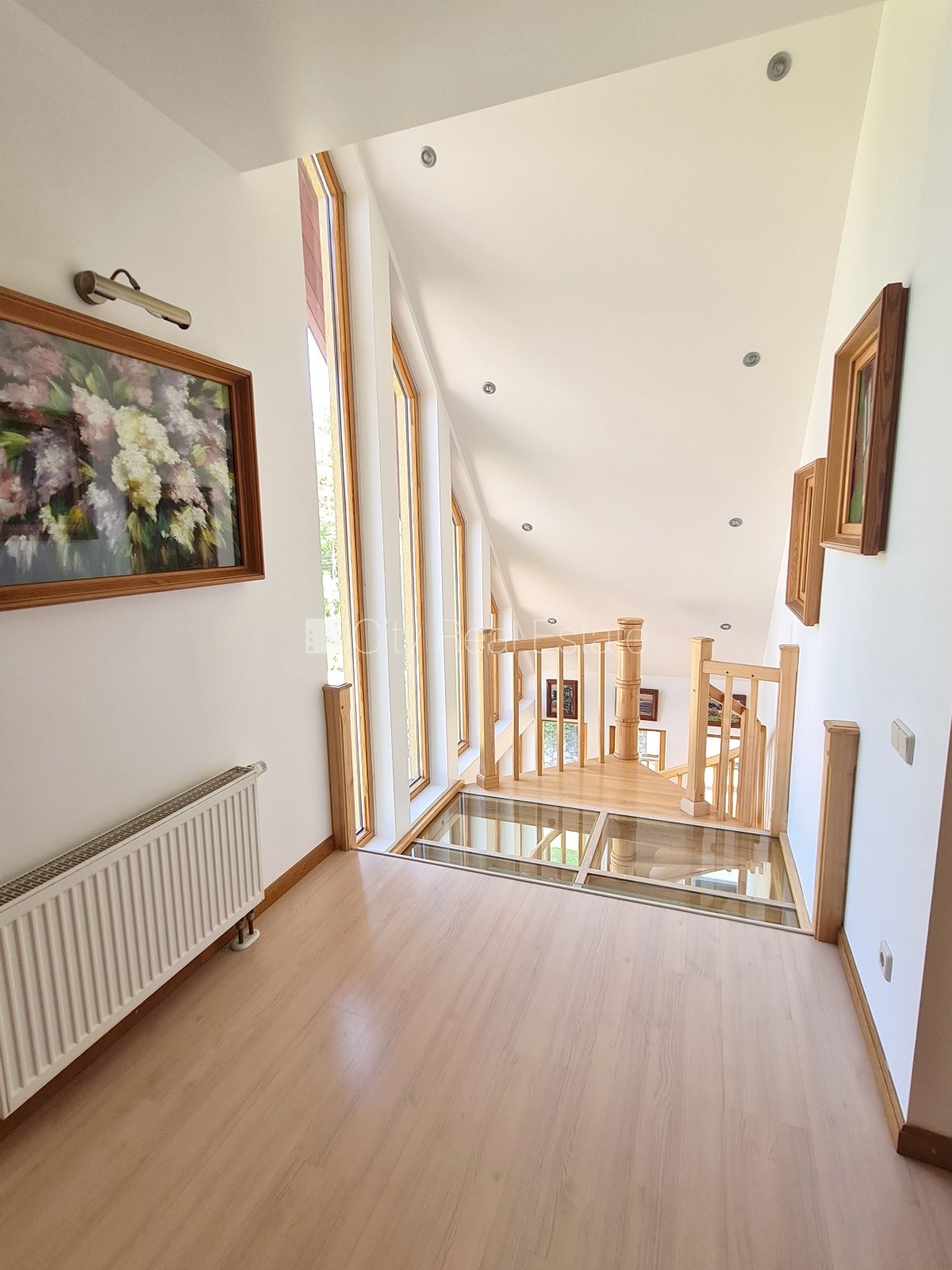 Sludinājumi. Privātmāja, iežogota teritorija ar metāla sētu, vieta vairākām automašīnām, apzaļumota teritorija Cena: 1500 EUR/mēn Foto #16