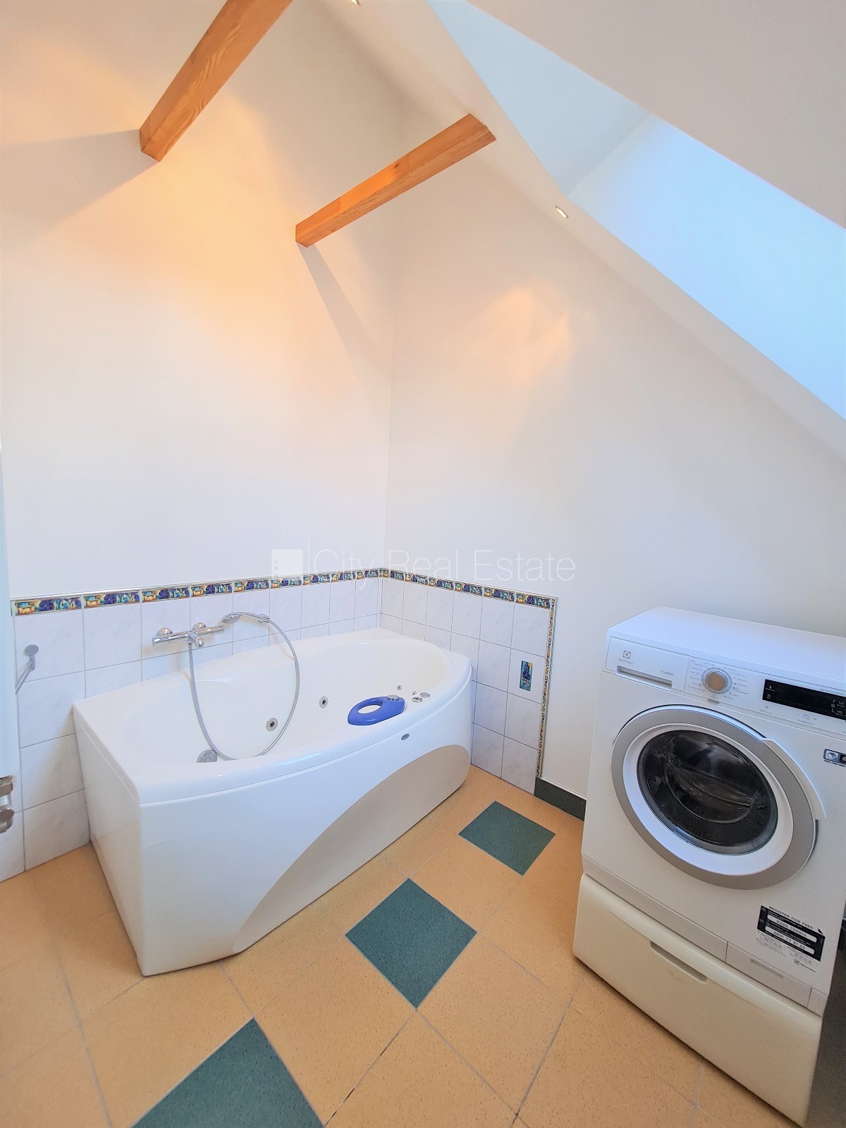 Sludinājumi. Privātmāja, iežogota teritorija ar metāla sētu, vieta vairākām automašīnām, apzaļumota teritorija Cena: 1500 EUR/mēn Foto #25