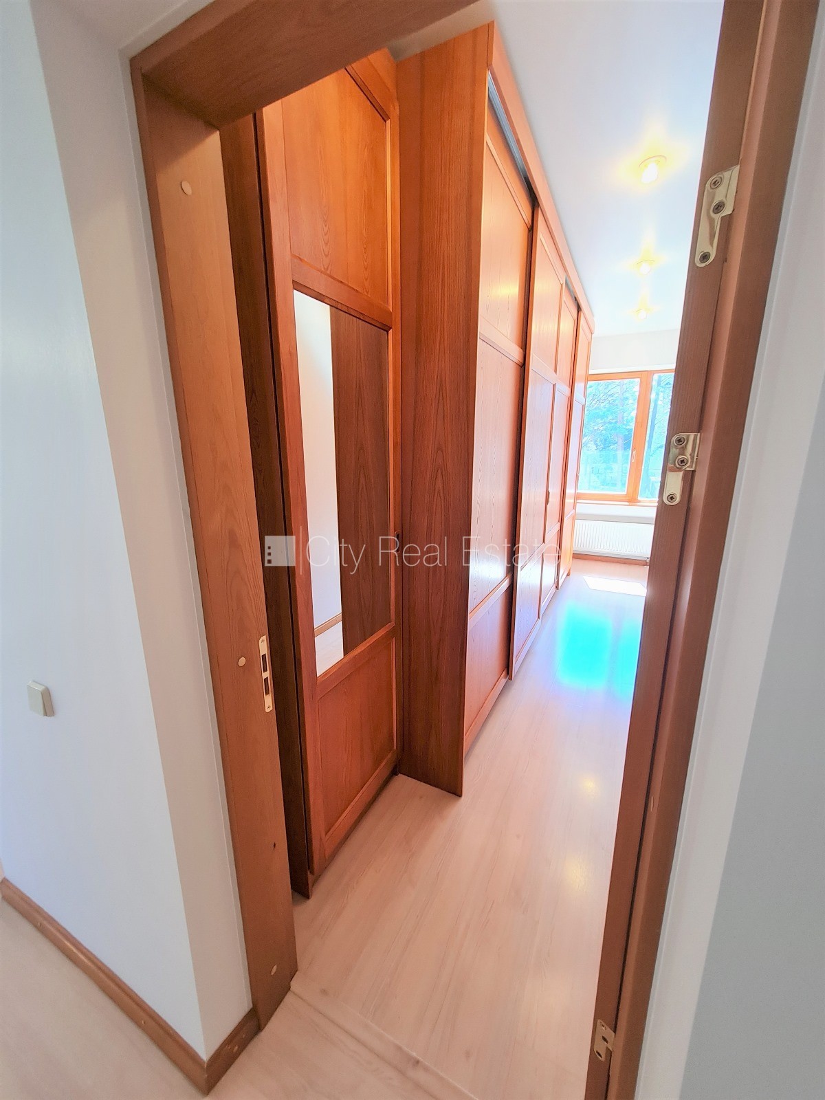 Sludinājumi. Privātmāja, iežogota teritorija ar metāla sētu, vieta vairākām automašīnām, apzaļumota teritorija Cena: 1500 EUR/mēn Foto #22