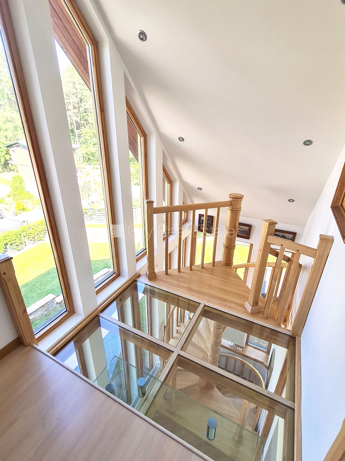 Sludinājumi. Privātmāja, iežogota teritorija ar metāla sētu, vieta vairākām automašīnām, apzaļumota teritorija Cena: 1500 EUR/mēn Foto #15