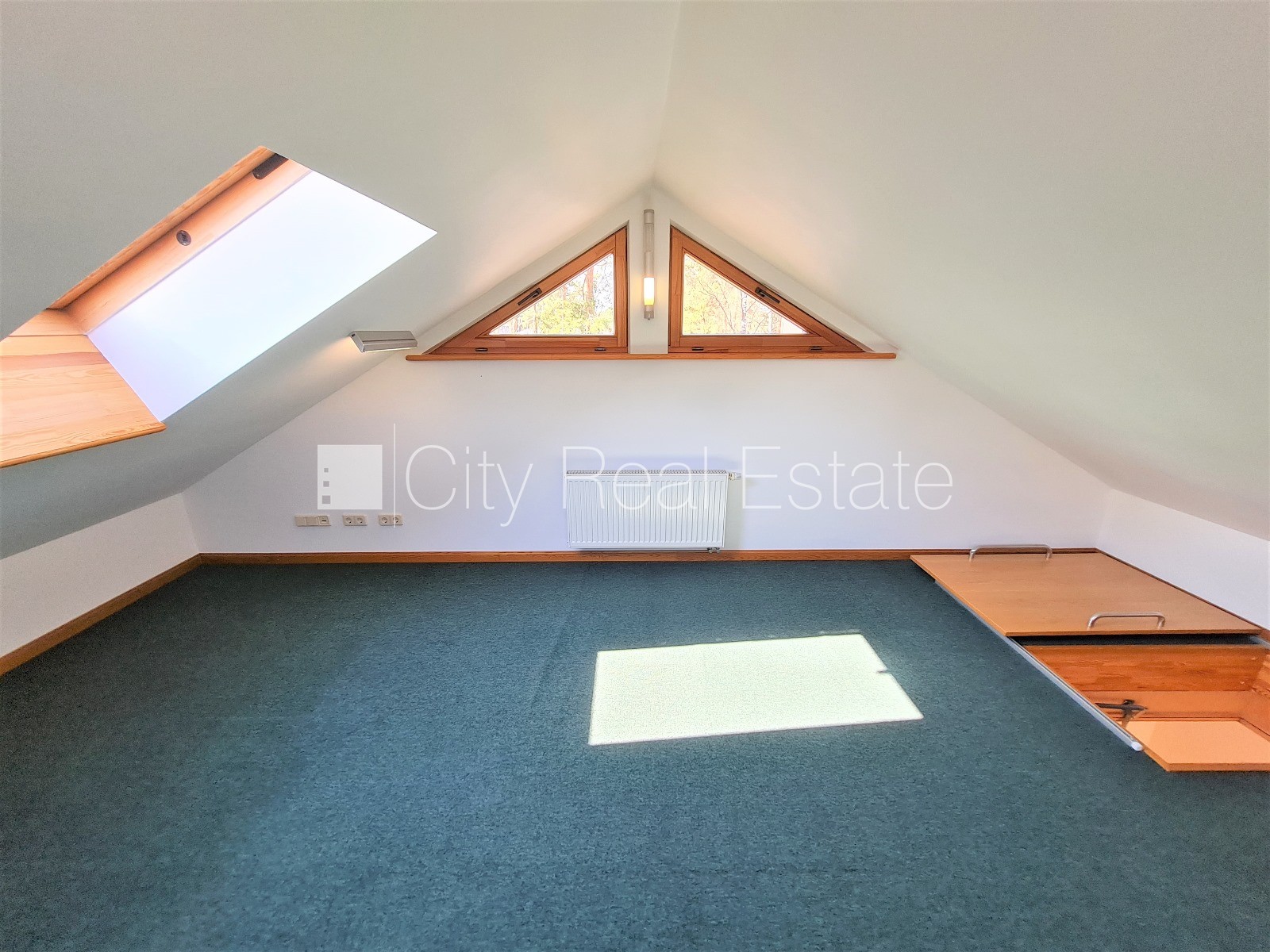 Sludinājumi. Privātmāja, iežogota teritorija ar metāla sētu, vieta vairākām automašīnām, apzaļumota teritorija Cena: 1500 EUR/mēn Foto #21