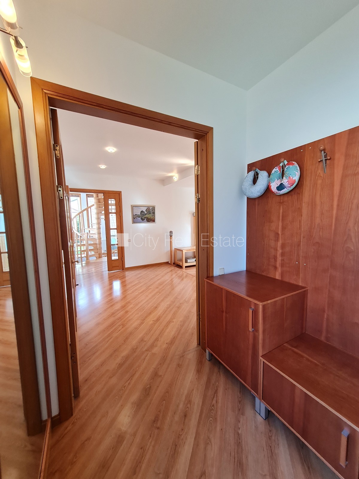 Sludinājumi. Privātmāja, iežogota teritorija ar metāla sētu, vieta vairākām automašīnām, apzaļumota teritorija Cena: 1500 EUR/mēn Foto #11