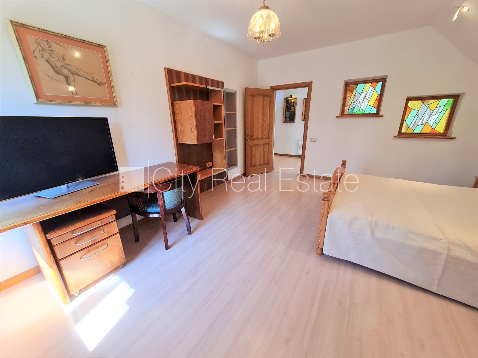 Sludinājumi. Privātmāja, iežogota teritorija ar metāla sētu, vieta vairākām automašīnām, apzaļumota teritorija Cena: 1500 EUR/mēn Foto #19