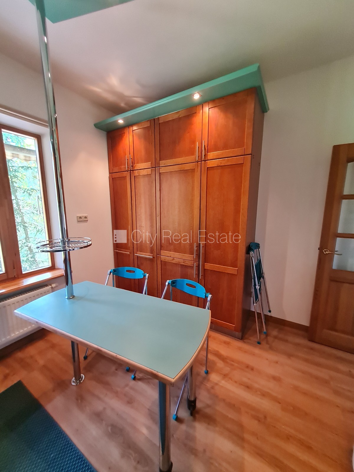 Sludinājumi. Privātmāja, iežogota teritorija ar metāla sētu, vieta vairākām automašīnām, apzaļumota teritorija Cena: 1500 EUR/mēn Foto #13