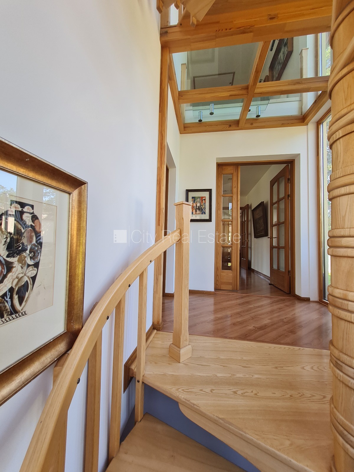 Sludinājumi. Privātmāja, iežogota teritorija ar metāla sētu, vieta vairākām automašīnām, apzaļumota teritorija Cena: 1500 EUR/mēn Foto #6