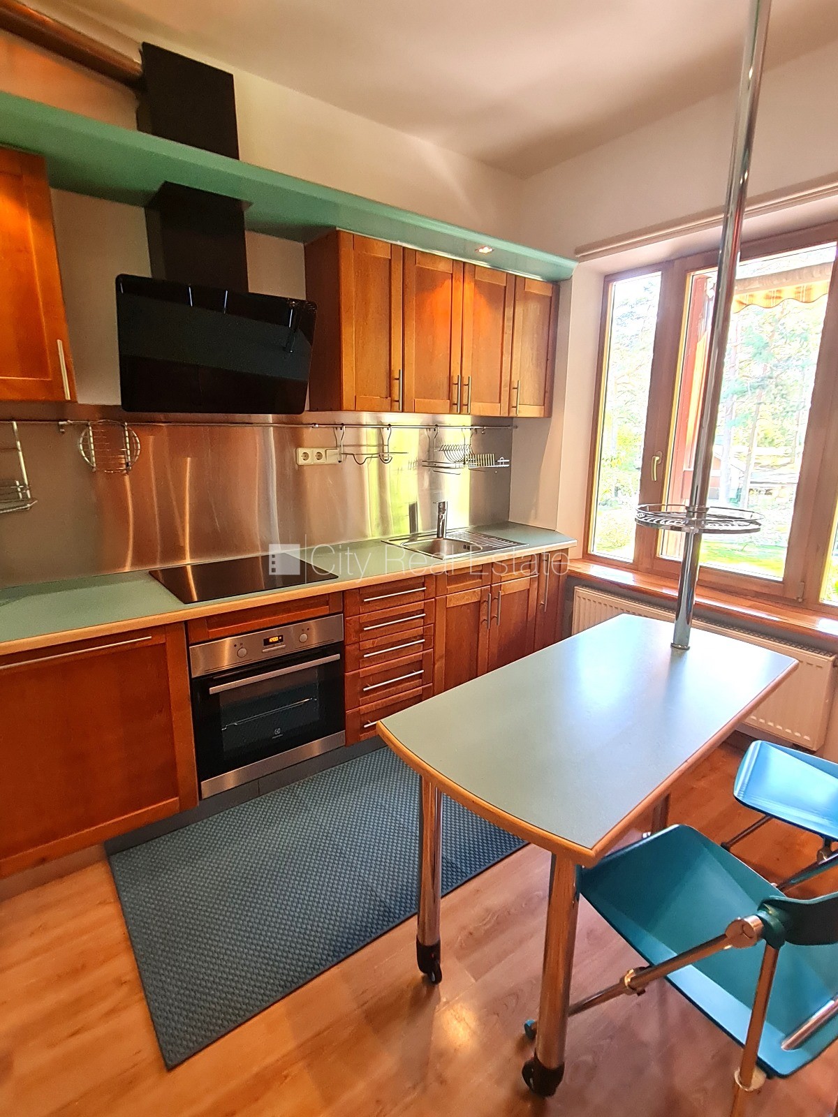 Sludinājumi. Privātmāja, iežogota teritorija ar metāla sētu, vieta vairākām automašīnām, apzaļumota teritorija Cena: 1500 EUR/mēn Foto #12