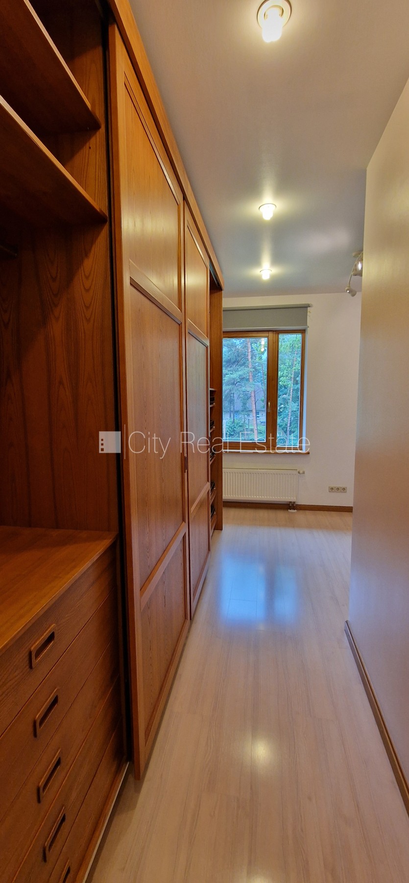 Sludinājumi. Privātmāja, iežogota teritorija ar metāla sētu, vieta vairākām automašīnām, apzaļumota teritorija Cena: 1500 EUR/mēn Foto #23