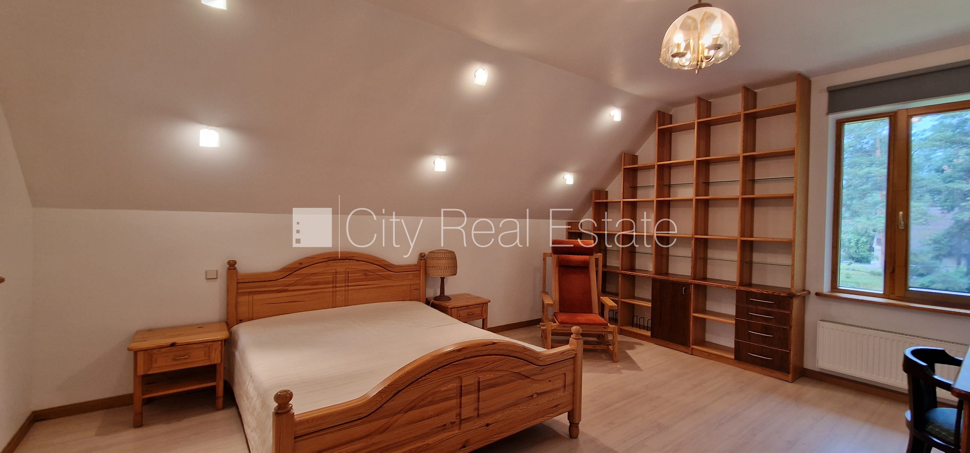 Sludinājumi. Privātmāja, iežogota teritorija ar metāla sētu, vieta vairākām automašīnām, apzaļumota teritorija Cena: 1500 EUR/mēn Foto #17