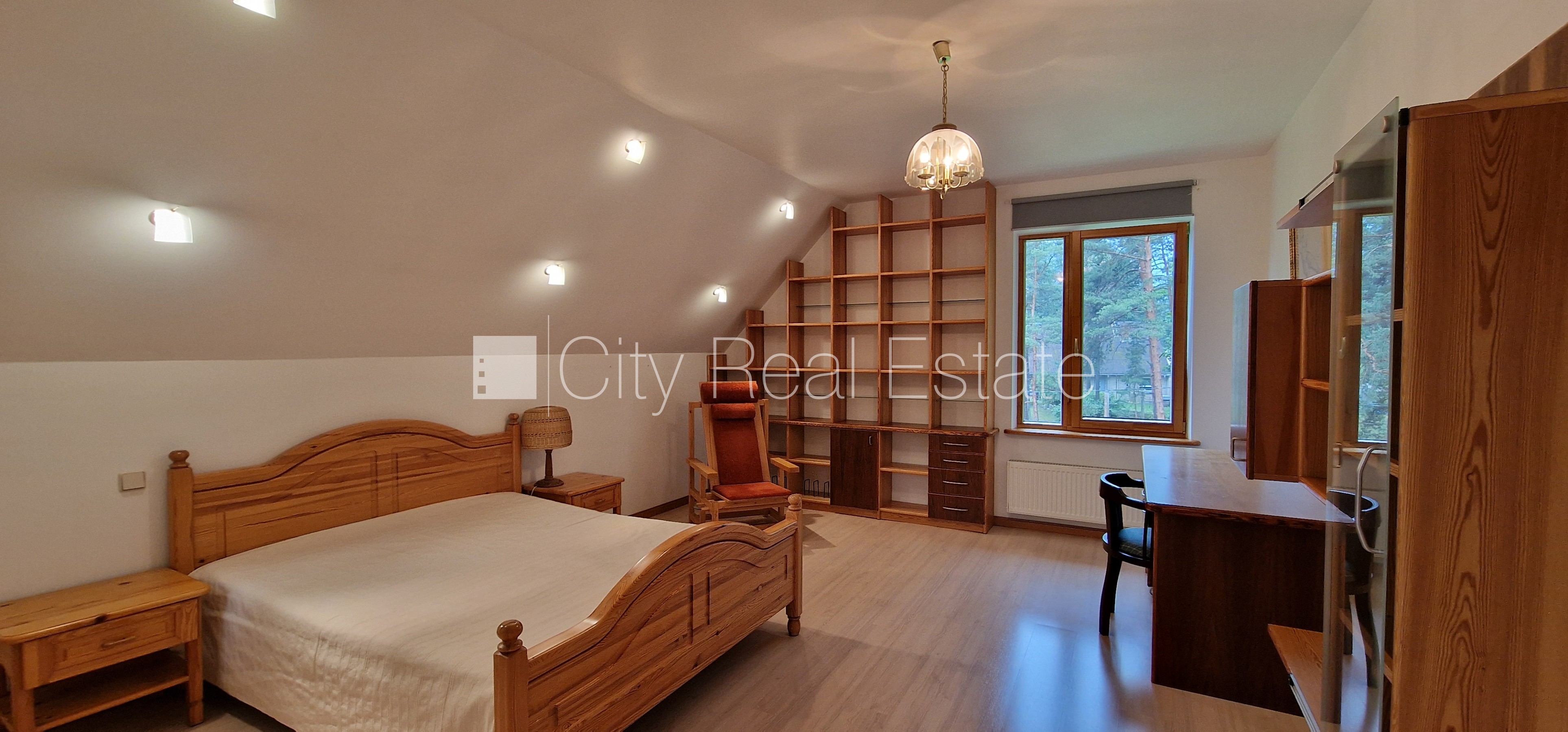 Sludinājumi. Privātmāja, iežogota teritorija ar metāla sētu, vieta vairākām automašīnām, apzaļumota teritorija Cena: 1500 EUR/mēn Foto #18