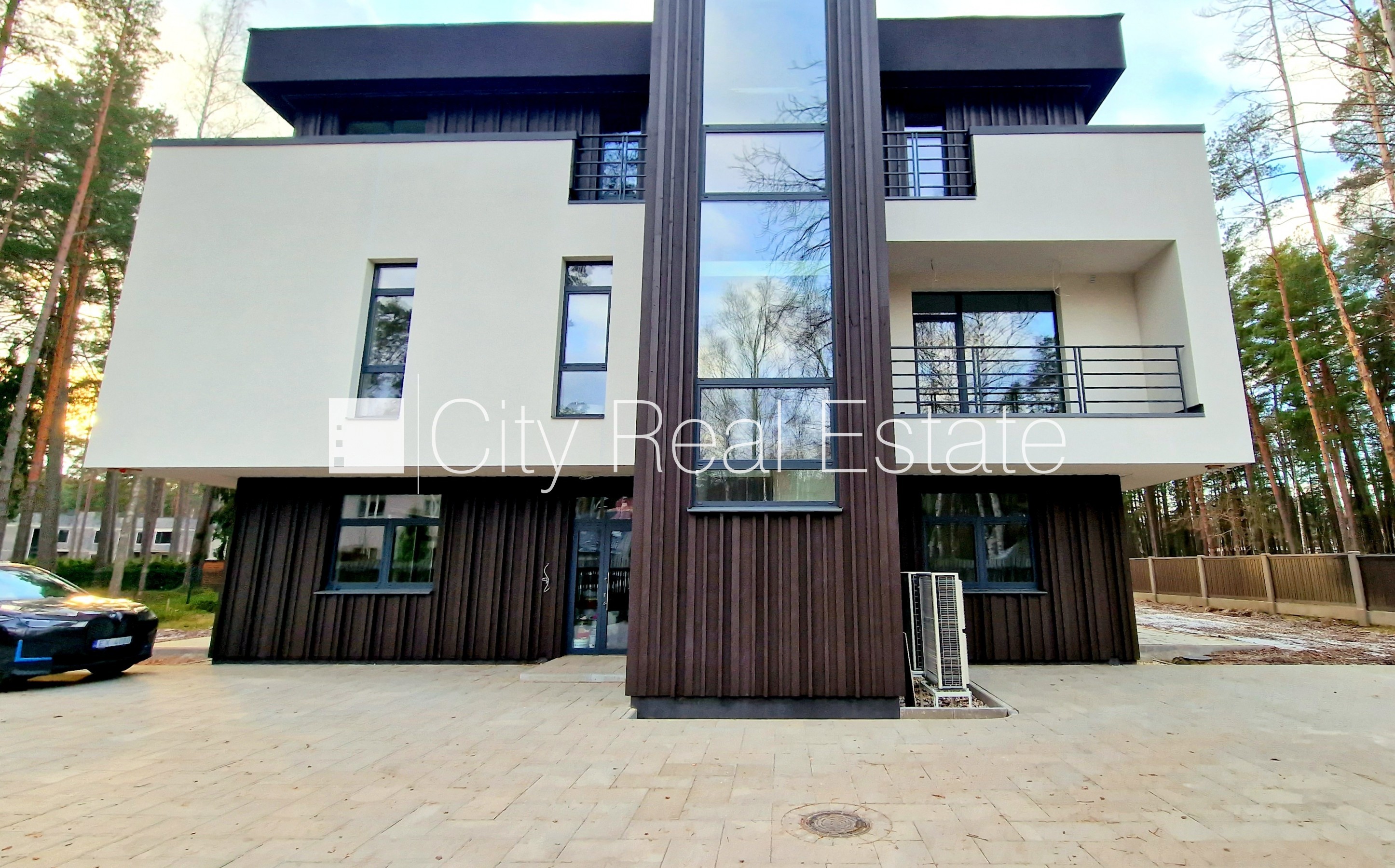 Sludinājumi. Zeme īpašumā, jaunceltne, labiekārtota apzaļumota teritorija, bruģēts piebraucamais ceļš, iežogota Cena: 220000 EUR Foto #12