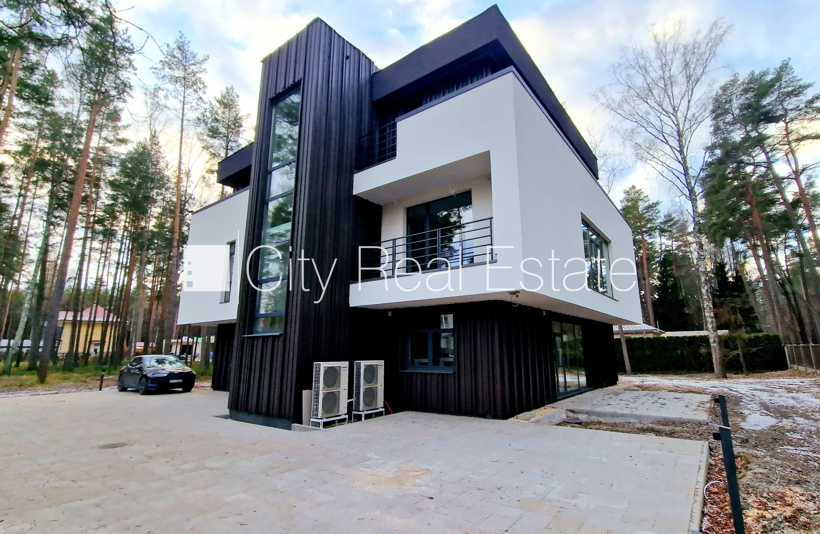 Sludinājumi. Zeme īpašumā, jaunceltne, labiekārtota apzaļumota teritorija, bruģēts piebraucamais ceļš, iežogota Cena: 220000 EUR Foto #13