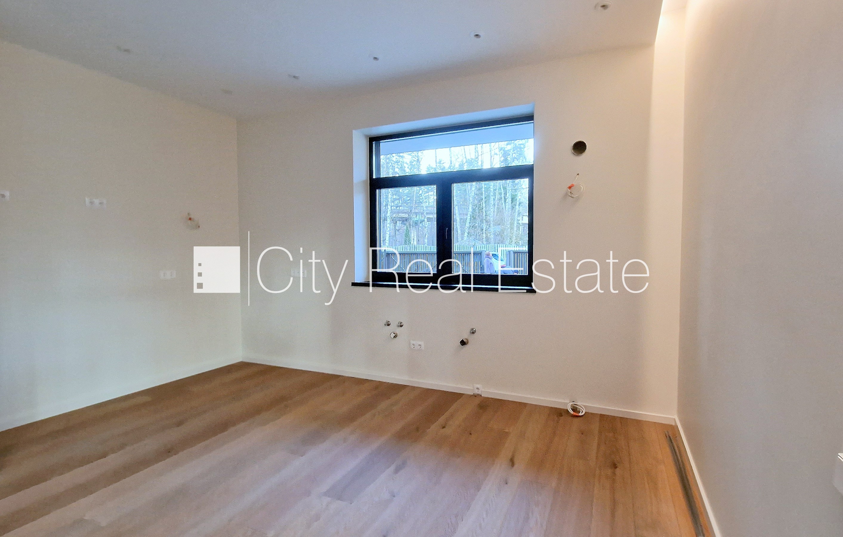 Sludinājumi. Zeme īpašumā, jaunceltne, labiekārtota apzaļumota teritorija, bruģēts piebraucamais ceļš, iežogota Cena: 220000 EUR Foto #4