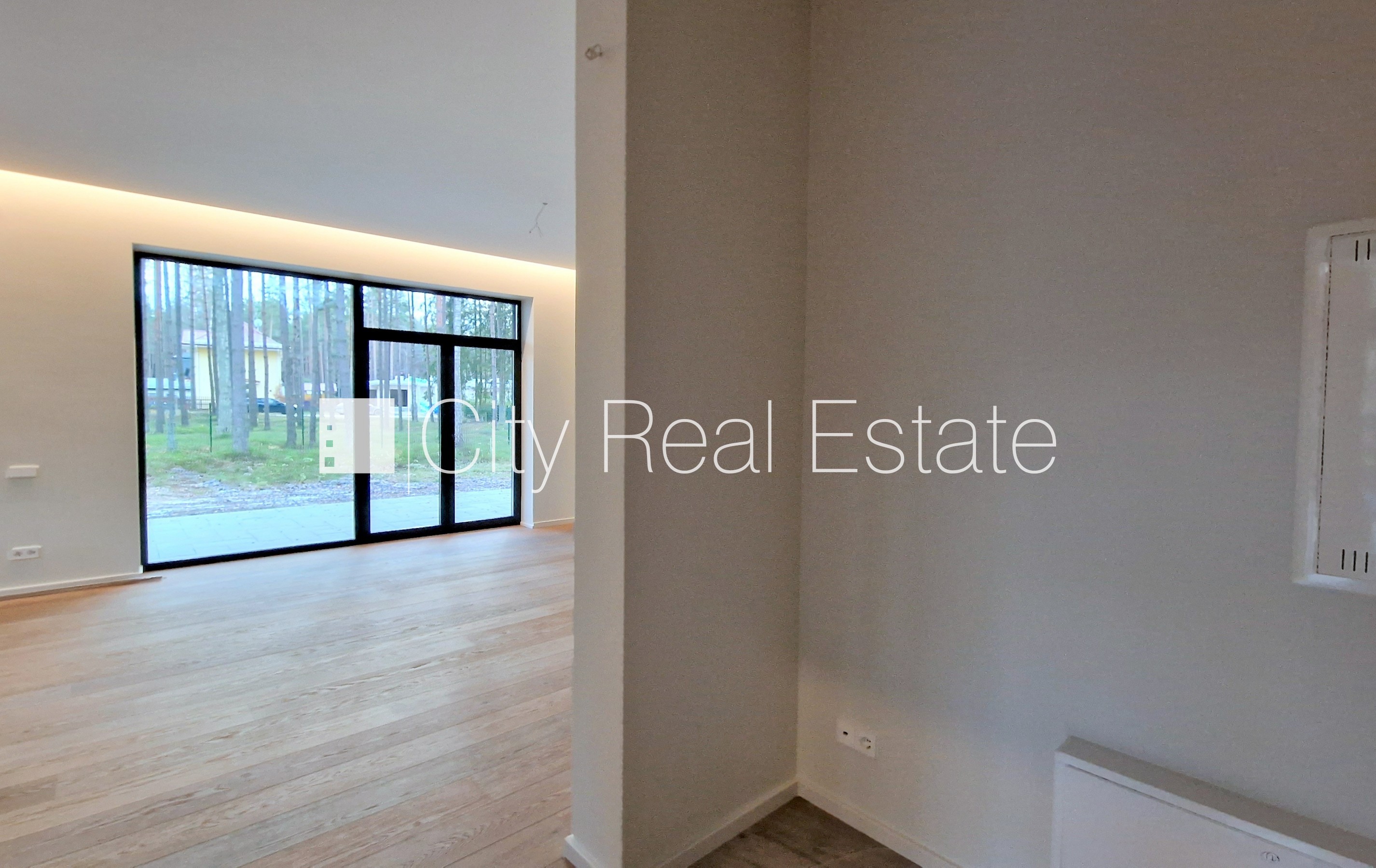 Sludinājumi. Zeme īpašumā, jaunceltne, labiekārtota apzaļumota teritorija, bruģēts piebraucamais ceļš, iežogota Cena: 220000 EUR Foto #3