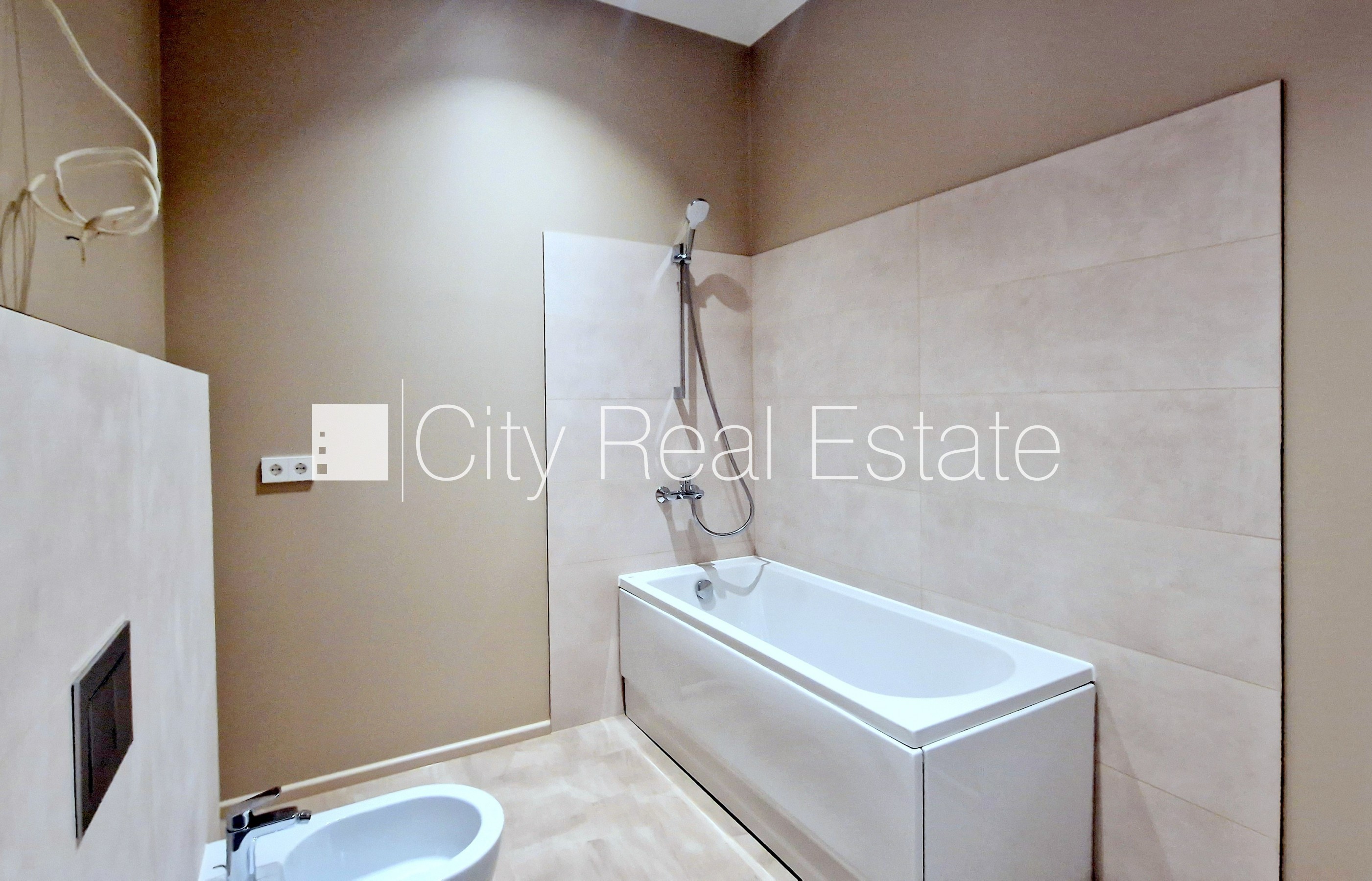 Sludinājumi. Zeme īpašumā, jaunceltne, labiekārtota apzaļumota teritorija, bruģēts piebraucamais ceļš, iežogota Cena: 220000 EUR Foto #10