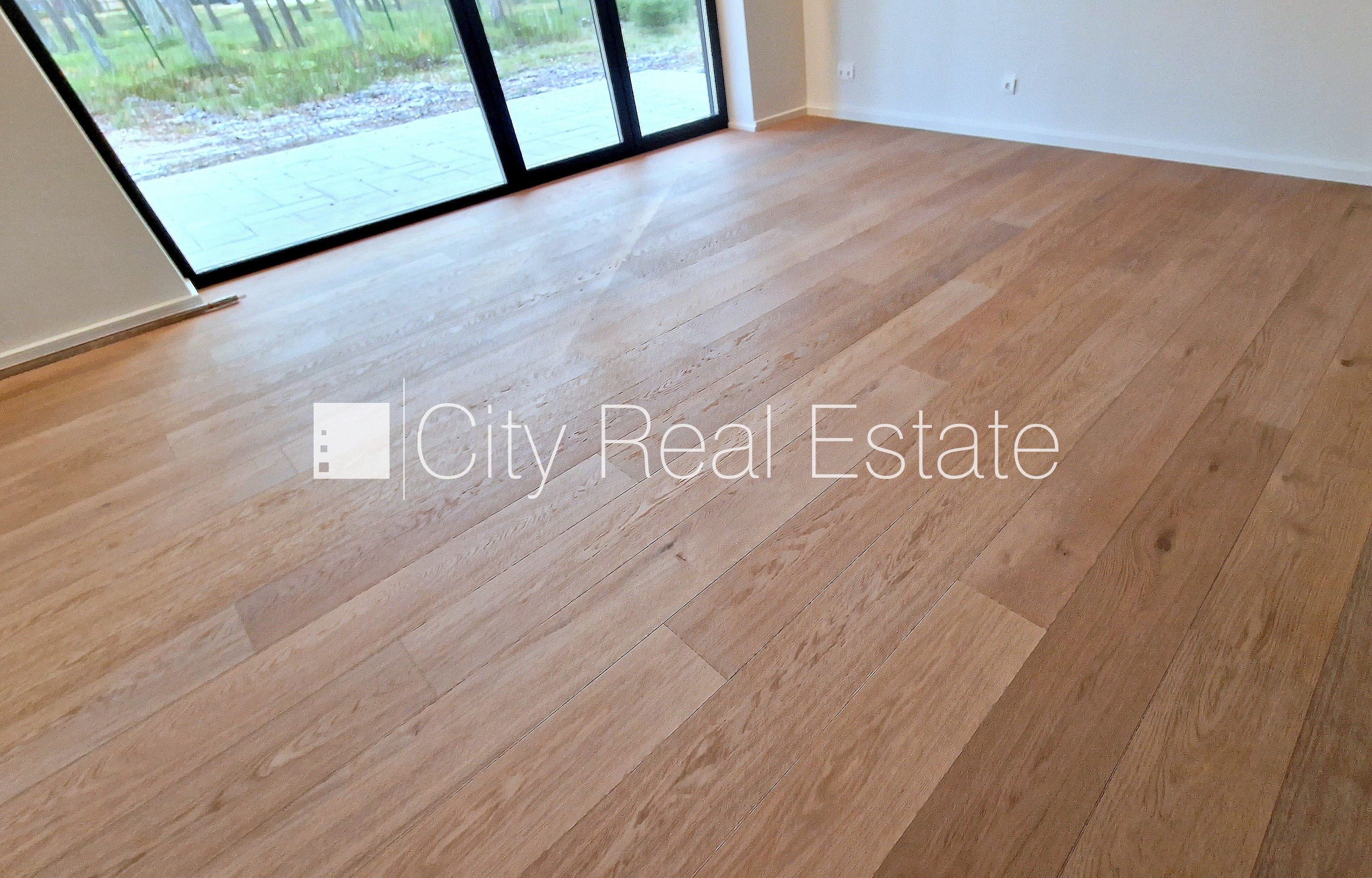 Sludinājumi. Zeme īpašumā, jaunceltne, labiekārtota apzaļumota teritorija, bruģēts piebraucamais ceļš, iežogota Cena: 220000 EUR Foto #6