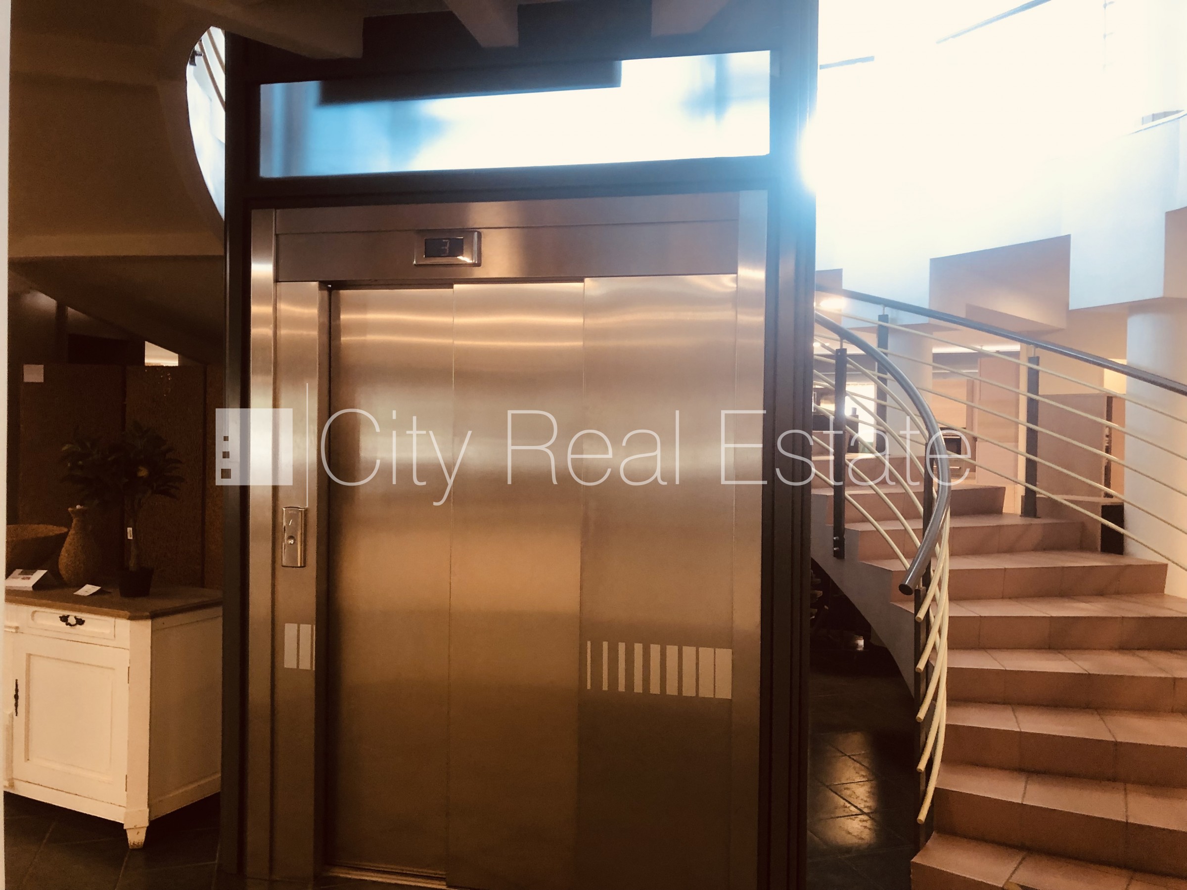 Sludinājumi. Plašs skats no loga, gaisa ventilācijas sistēma, ēkā ir preču pārkraušanas ceļamkrāns, ir iespēja Cena: 25000 EUR/mēn Foto #6