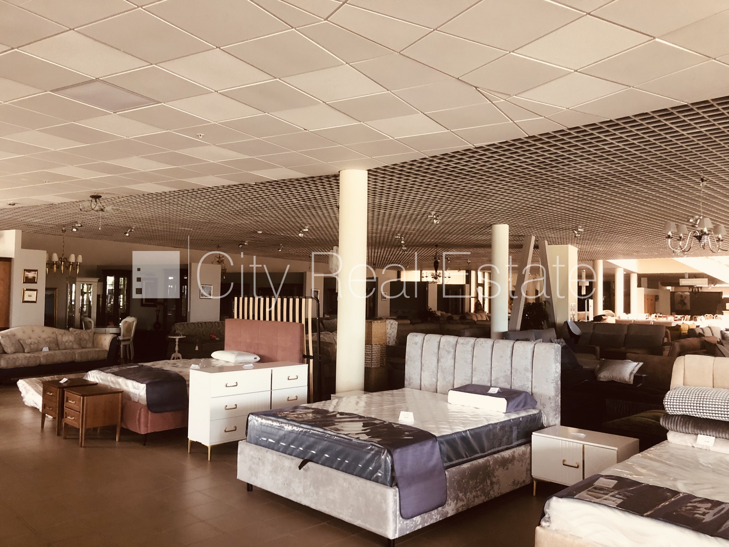 Sludinājumi. Plašs skats no loga, gaisa ventilācijas sistēma, ēkā ir preču pārkraušanas ceļamkrāns, ir iespēja Cena: 25000 EUR/mēn Foto #3