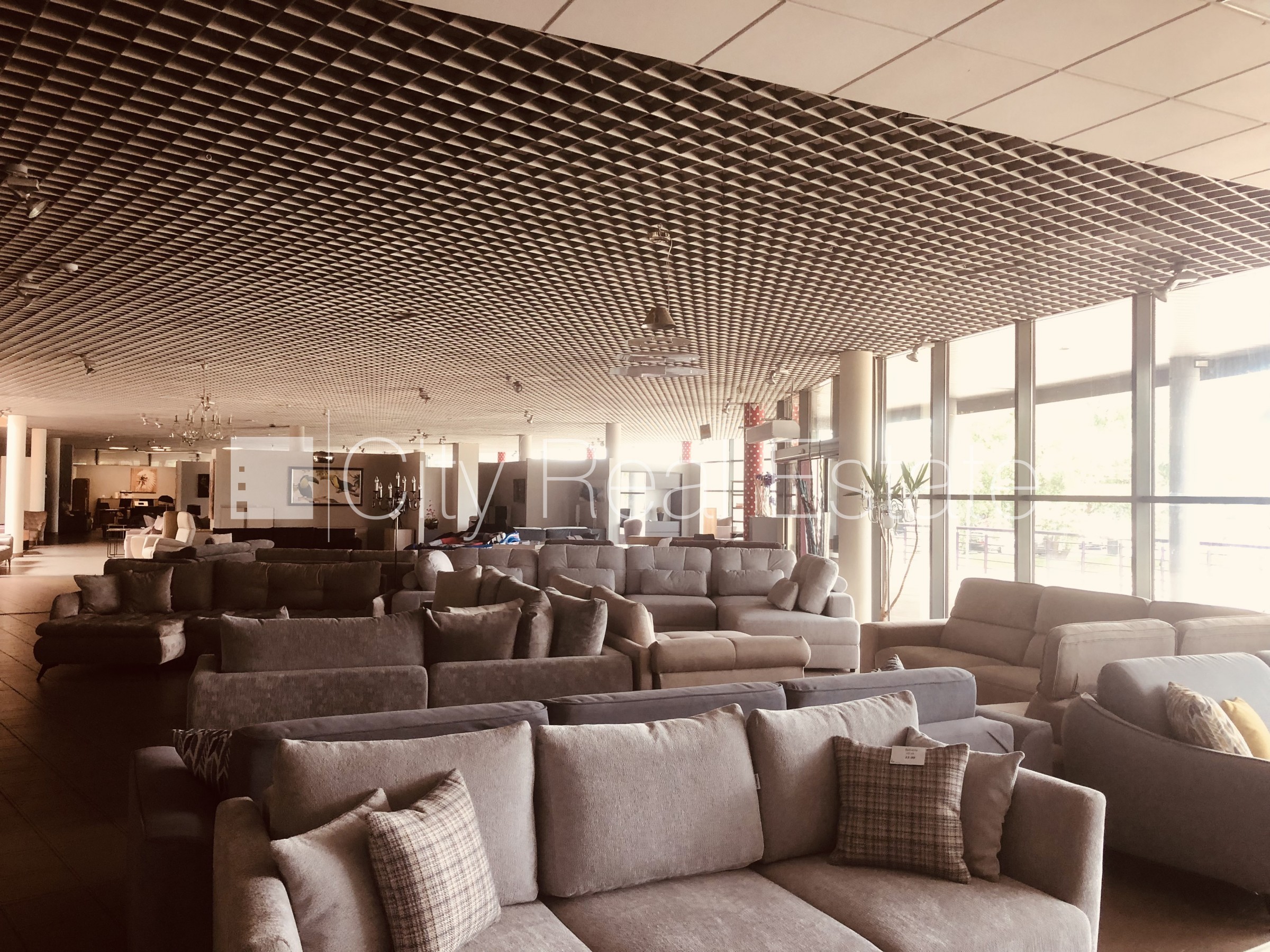 Sludinājumi. Plašs skats no loga, gaisa ventilācijas sistēma, ēkā ir preču pārkraušanas ceļamkrāns, ir iespēja Cena: 25000 EUR/mēn Foto #5