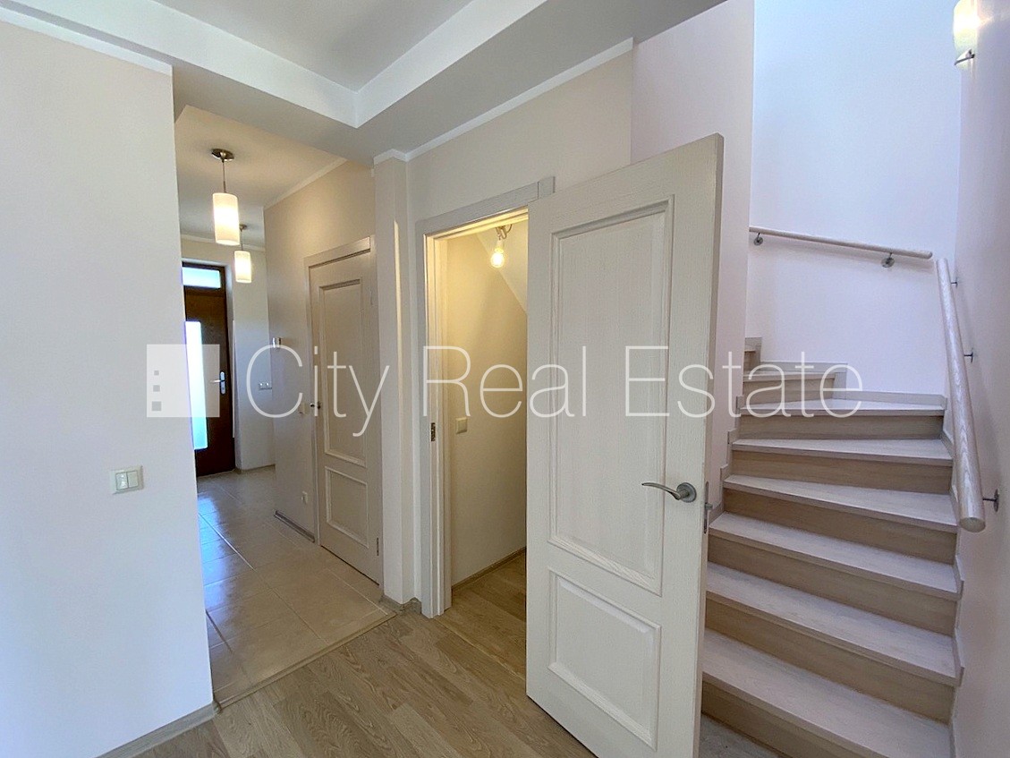 Sludinājumi. Rindu māja, jaunceltne, apsaimniekošanas maksa mēnesī 100 EUR, zaļā teritorija, labiekārtots Cena: 1200 EUR/mēn Foto #3