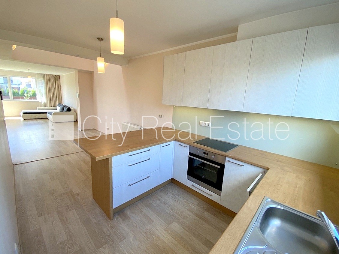 Sludinājumi. Rindu māja, jaunceltne, apsaimniekošanas maksa mēnesī 100 EUR, zaļā teritorija, labiekārtots Cena: 1200 EUR/mēn Foto #2