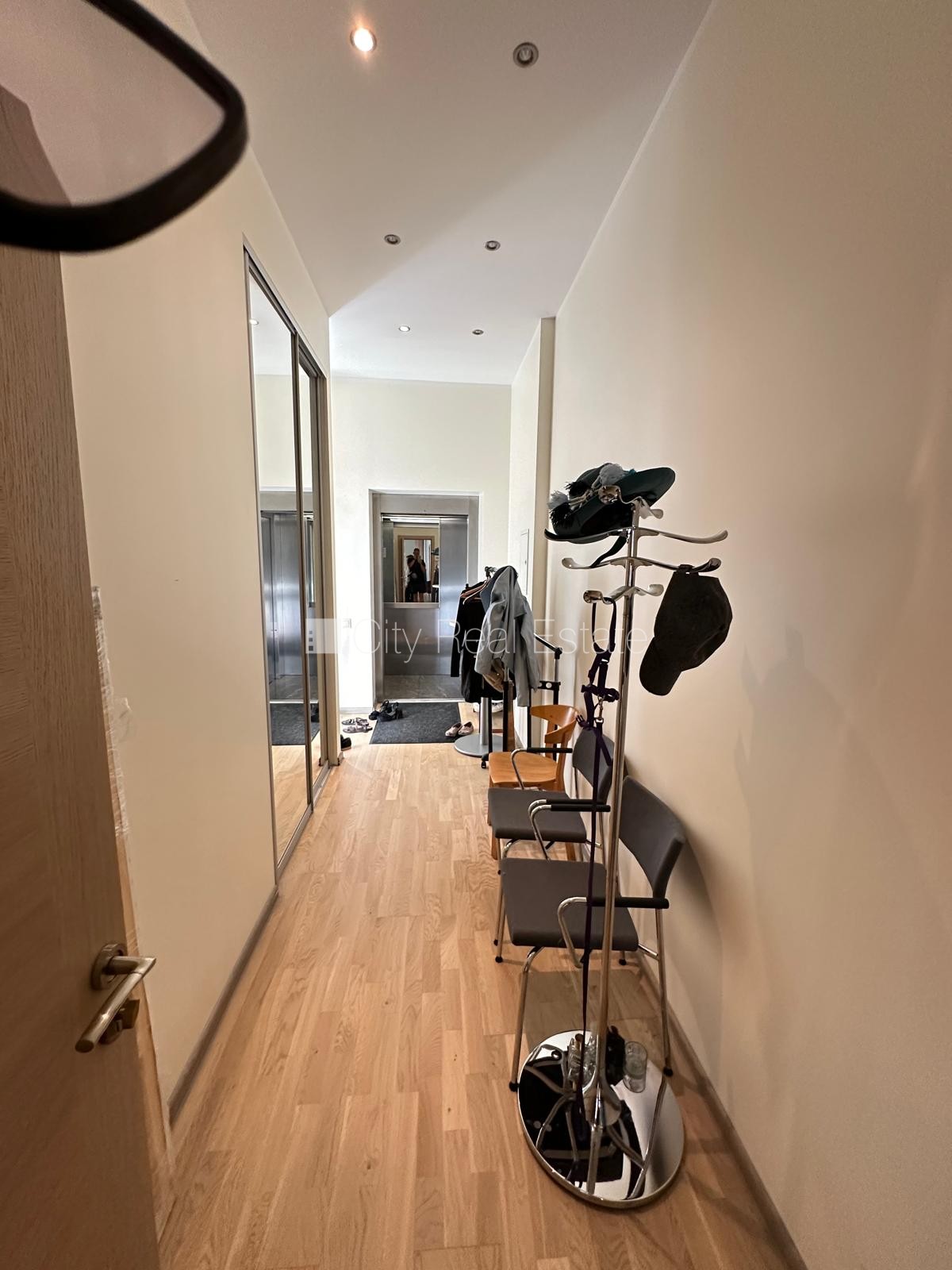 Sludinājumi. Fasādes māja, renovēta māja, ieeja no ielas, ir lifts, kāpņu telpa pēc kapitālā remonta, istabas Cena: 300000 EUR Foto #23